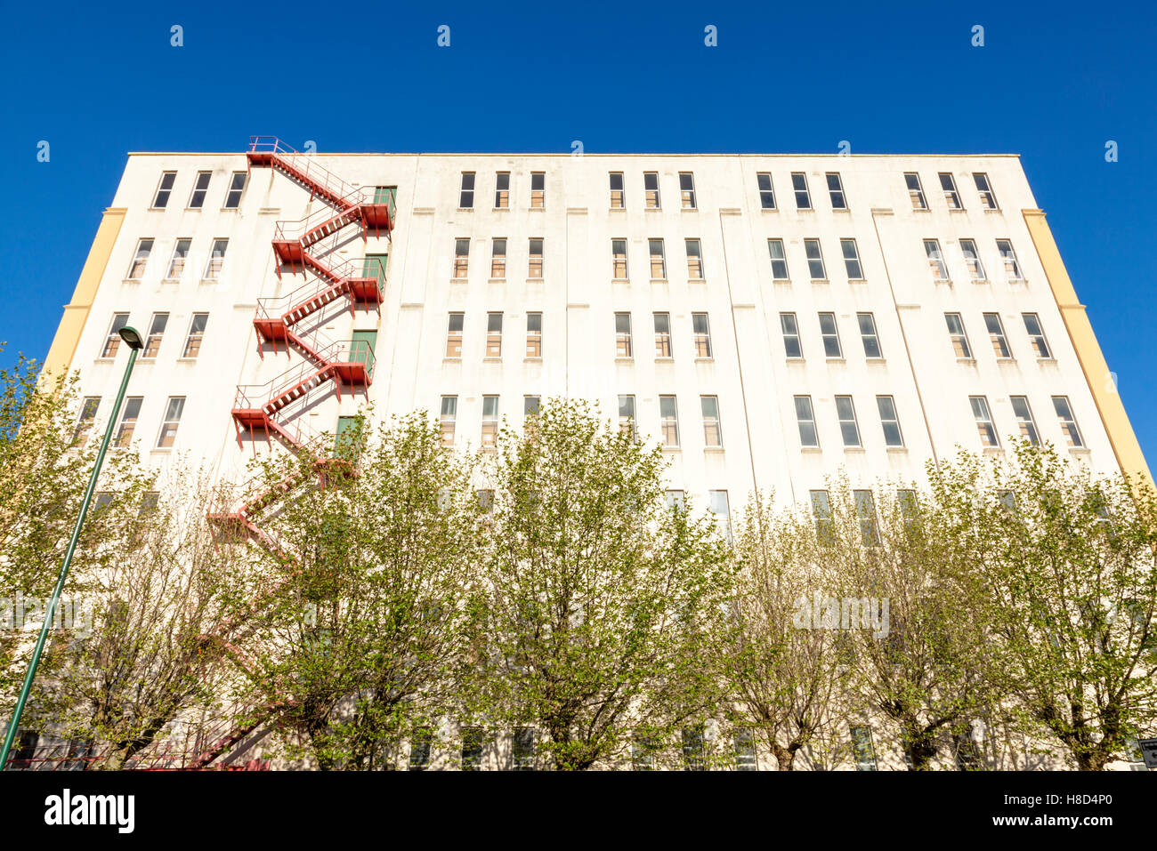 Il vecchio edificio adibito a magazzino con esterno fire escape. Originariamente utilizzato da John Player e figli, Nottingham, Inghilterra, Regno Unito Foto Stock