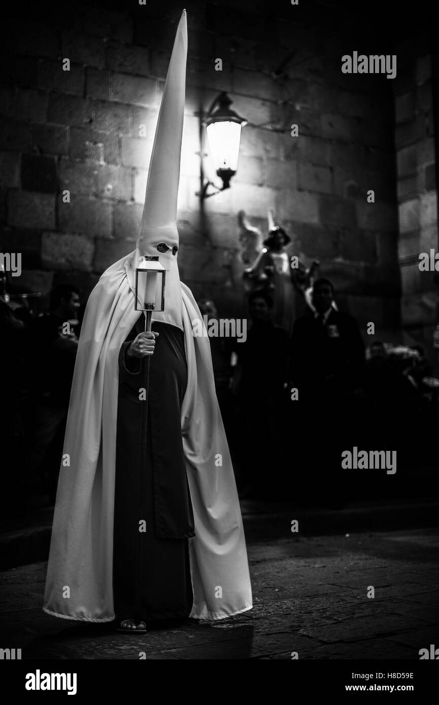 Tra di loro ci sono anche delle differenze Nazareni , alcuni sono a piedi nudi e più difficile fare la sua penitenza , altri cuscinetto croci, vi Foto Stock Tra di loro ci sono anche delle differenze Nazareni , alcuni sono a piedi nudi e più difficile fare la sua penitenza , altri cuscinetto croci, vi Foto Stock