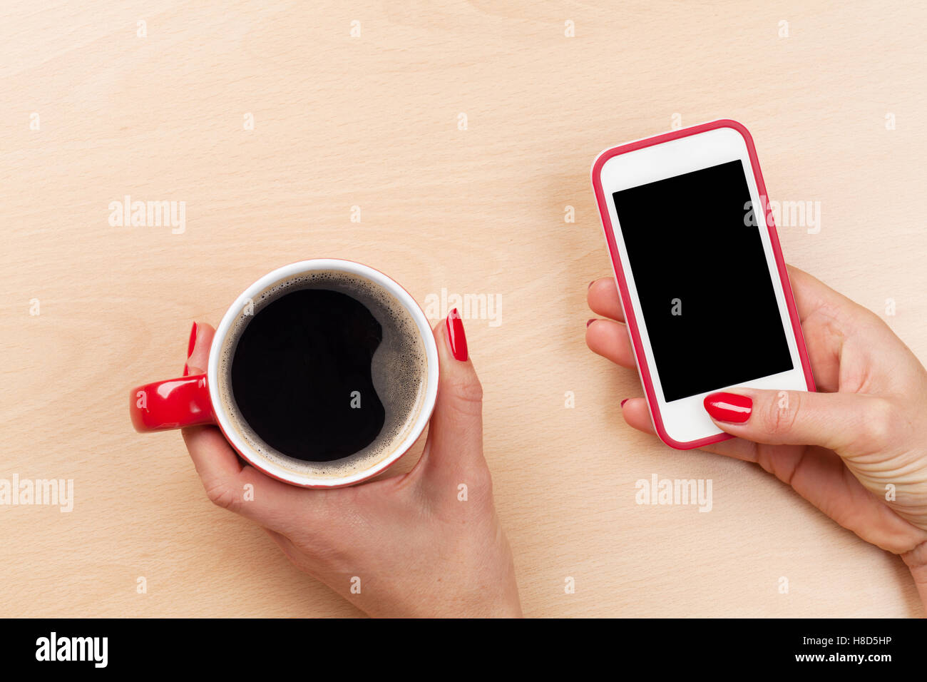 Femmina dello smartphone di contenimento e la tazza di caffè. Vista da sopra con lo spazio di copia Foto Stock
