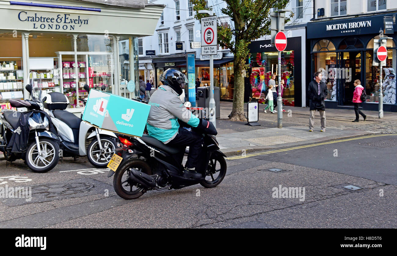 Deliveroo servizio consegna corriere motociclista a Brighton Regno Unito Foto Stock