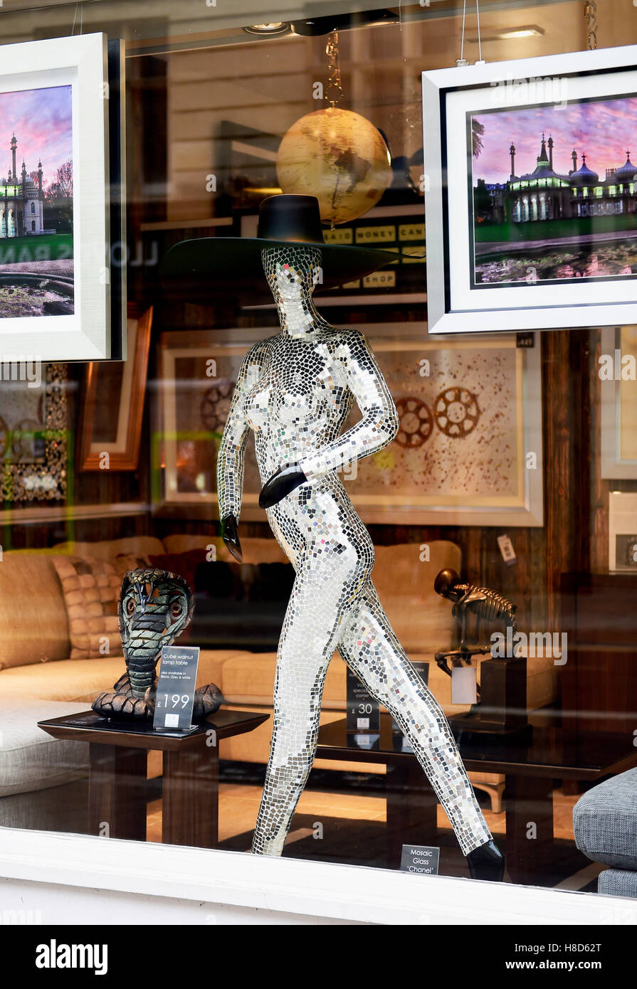 Mosaico di vetro Chanel lady in vendita a £ 2499 a 14 North Street home decor shop BRIGHTON REGNO UNITO Foto Stock