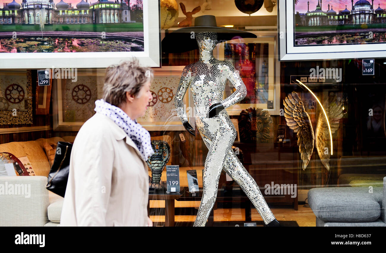 Mosaico di vetro Chanel lady in vendita a £ 2499 a 14 North Street home decor shop BRIGHTON REGNO UNITO Foto Stock
