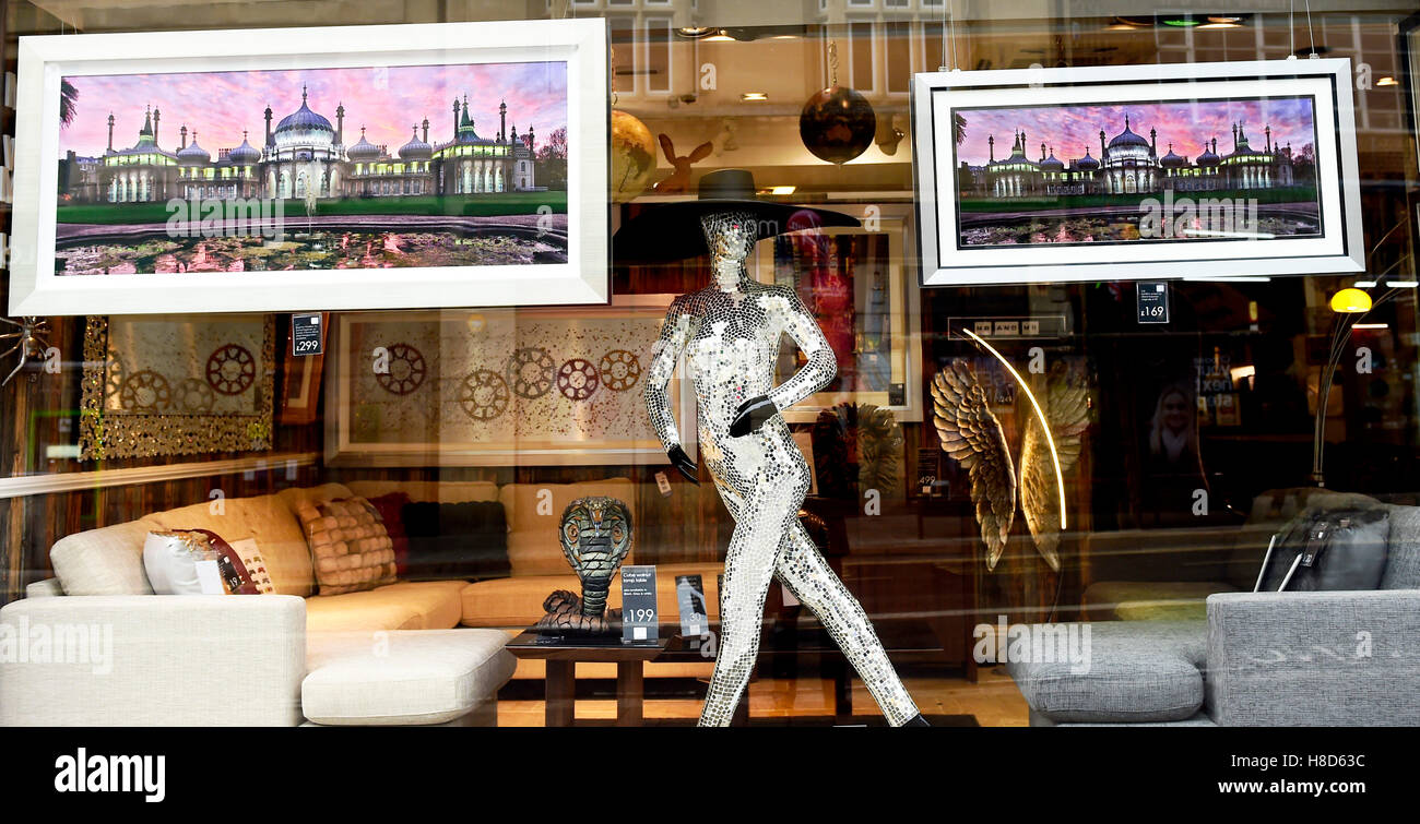 Mosaico di vetro Chanel lady in vendita a £ 2499 a 14 North Street home decor shop BRIGHTON REGNO UNITO Foto Stock