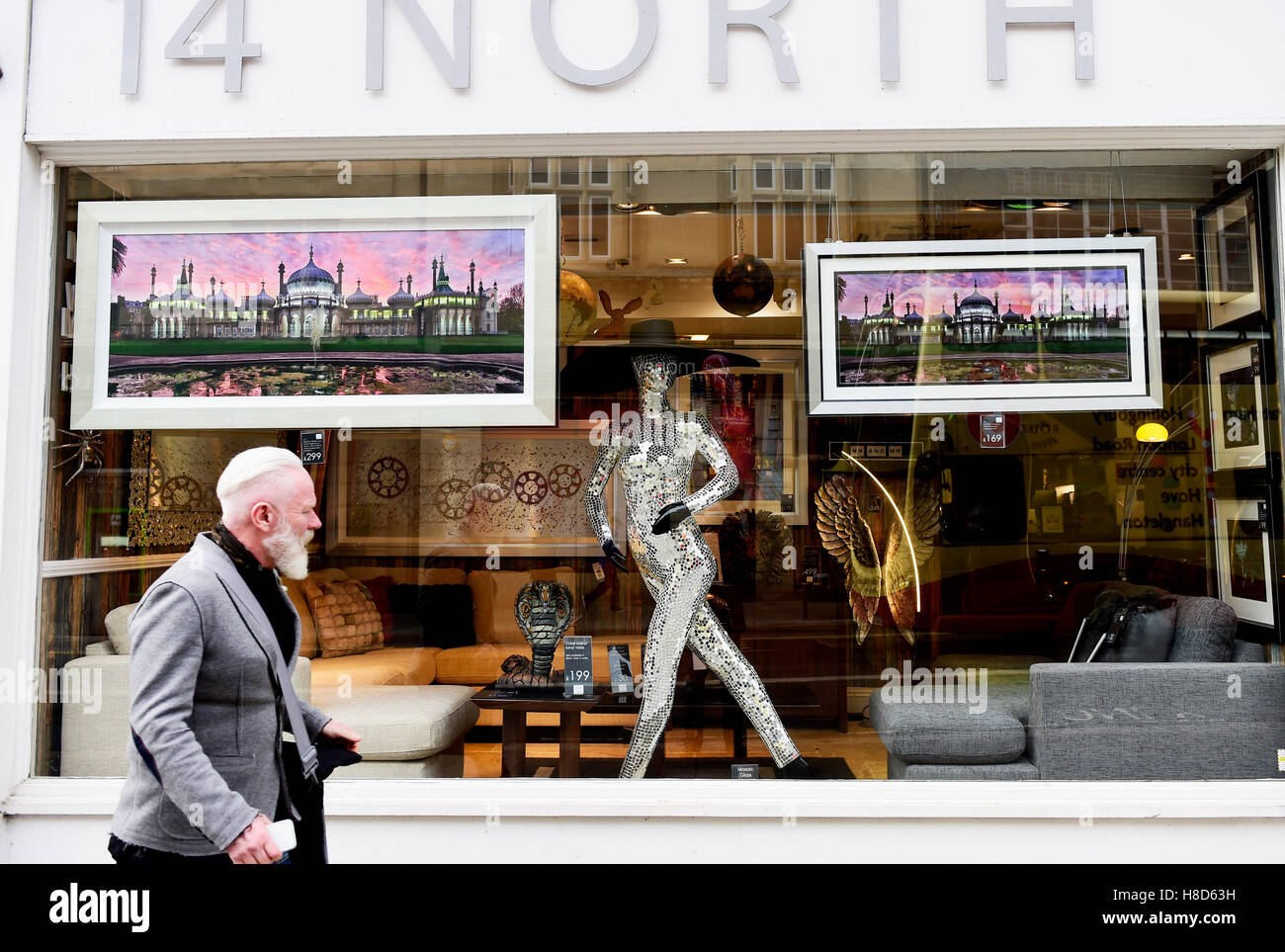 Mosaico di vetro Chanel lady in vendita a £ 2499 a 14 North Street home decor shop BRIGHTON REGNO UNITO Foto Stock
