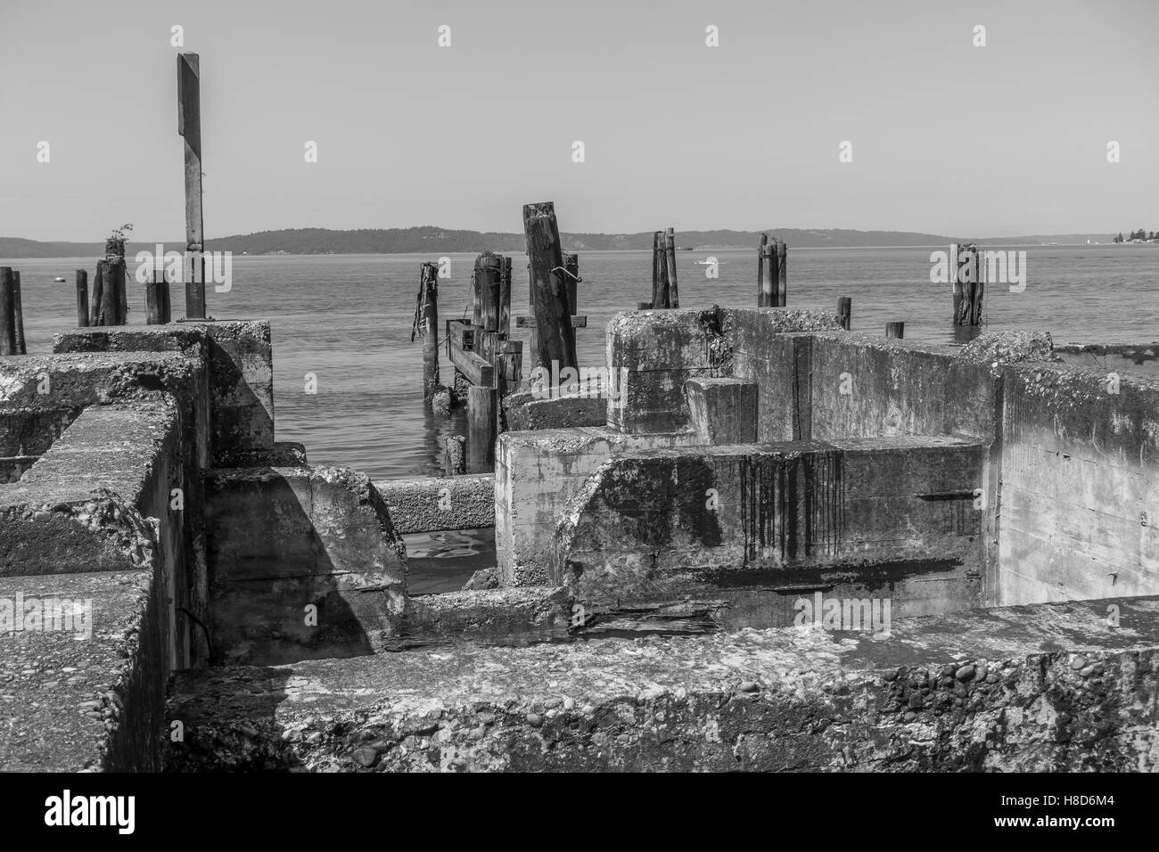 Immagine dei resti di un edificio dall'acqua in Ruston, Washington. Immagine in bianco e nero. Foto Stock