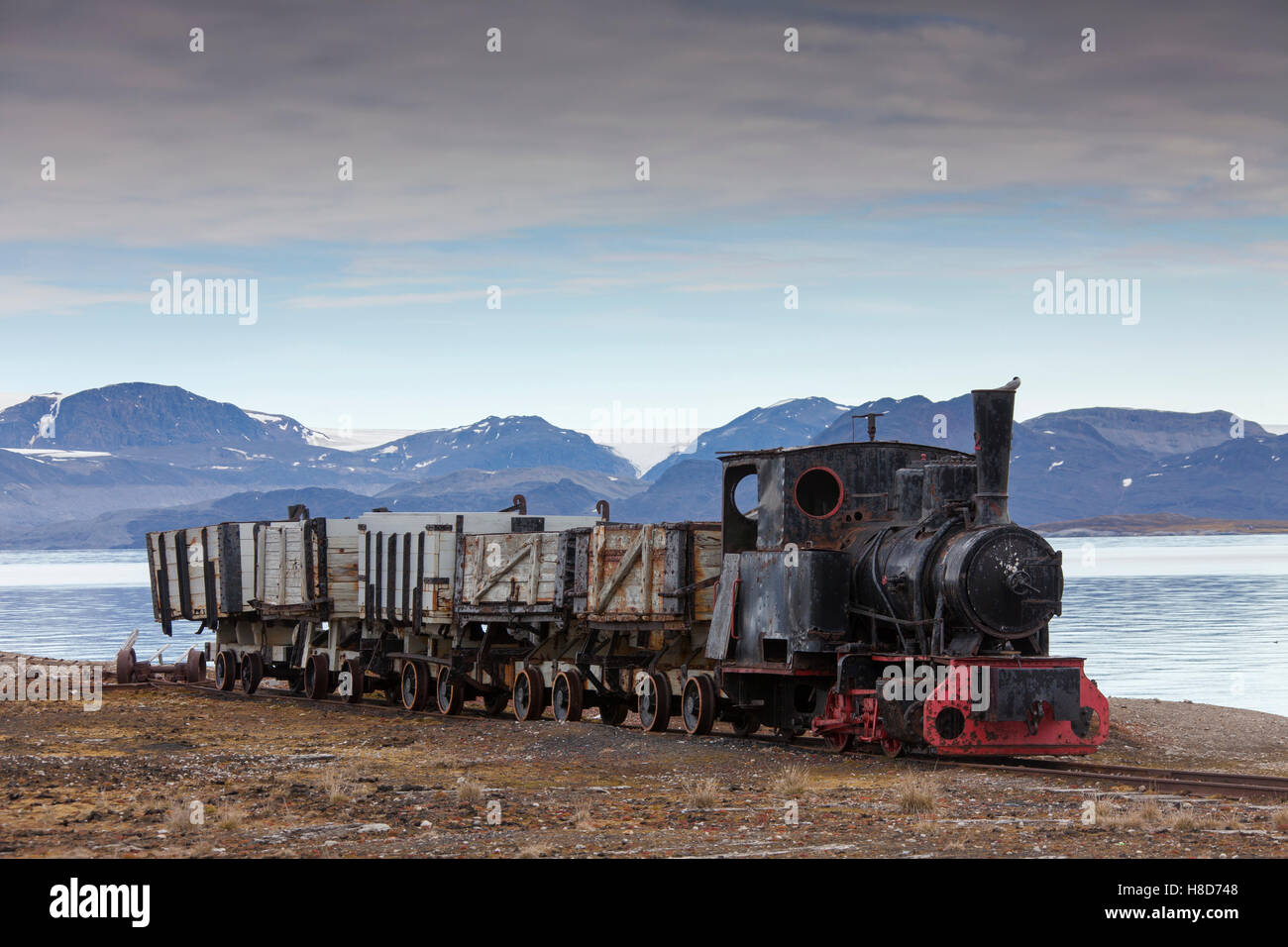 Il vecchio treno delle miniere a Ny Alesund / a Ny Ålesund, Svalbard / Spitsbergen Foto Stock