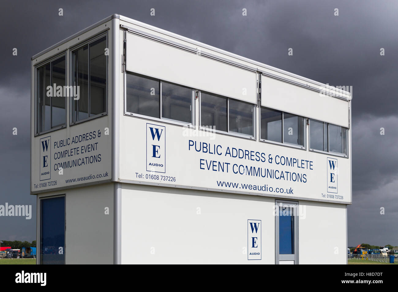 Operazioni cabina per on-site evento indirizzo di pubblico servizio in un inglese mostra sotto una tempesta-cielo minaccioso Foto Stock