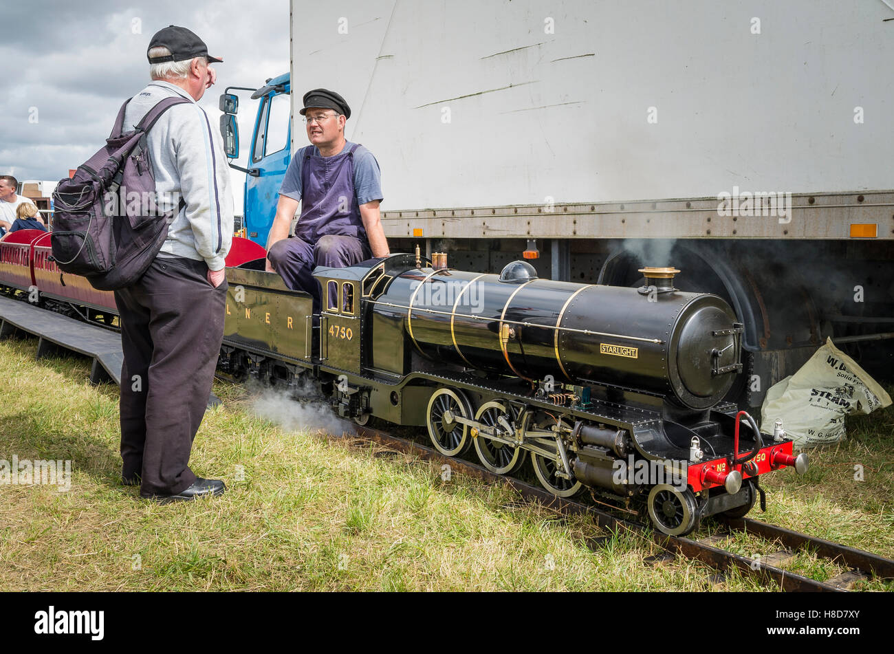 Dieci pollici manometro modello lavoro locomotiva a vapore STARLIGHT presso un paese mostrano nel Gloucestershire Regno Unito Foto Stock