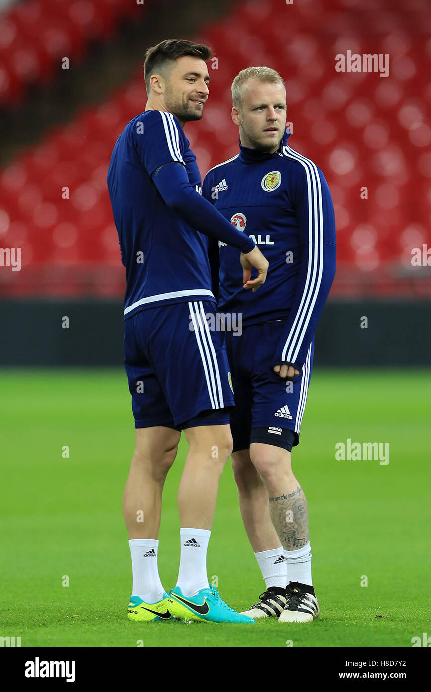 Scozia russell Martin (sinistra) e Steven Naismith durante una sessione di allenamento allo Stadio di Wembley, Londra. Stampa foto di associazione. Picture Data: giovedì 10 novembre, 2016. Vedere PA storia SOCCER Scozia. Foto di credito dovrebbe leggere: Tim Goode/filo PA. Restrizioni: Utilizzo soggetto a restrizioni. Solo uso editoriale. Uso commerciale solo con il preventivo consenso scritto della Scozia. Foto Stock