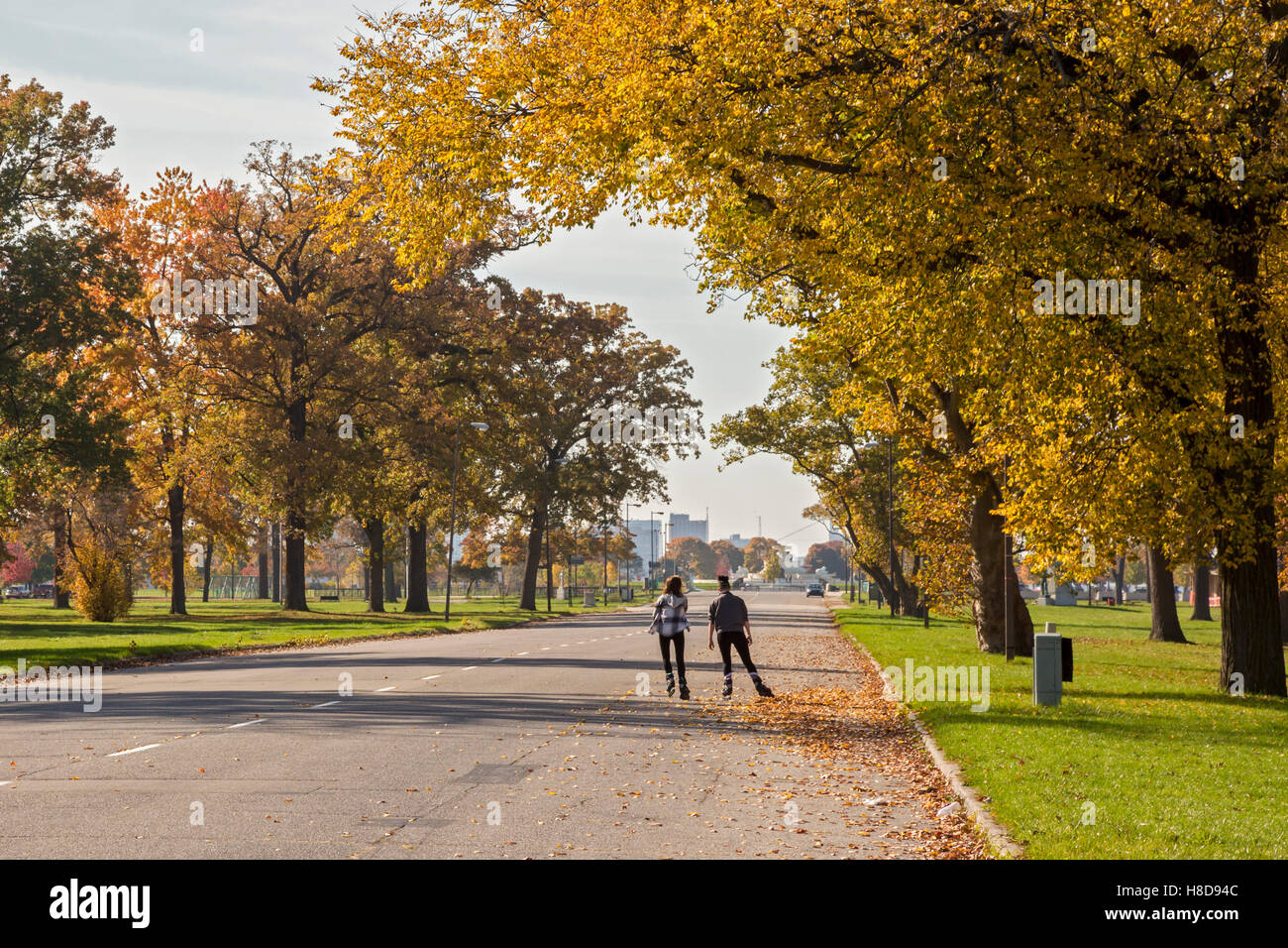 Detroit, Michigan - Due donne su pattini a rotelle in linea su di Detroit Belle Isle. Foto Stock