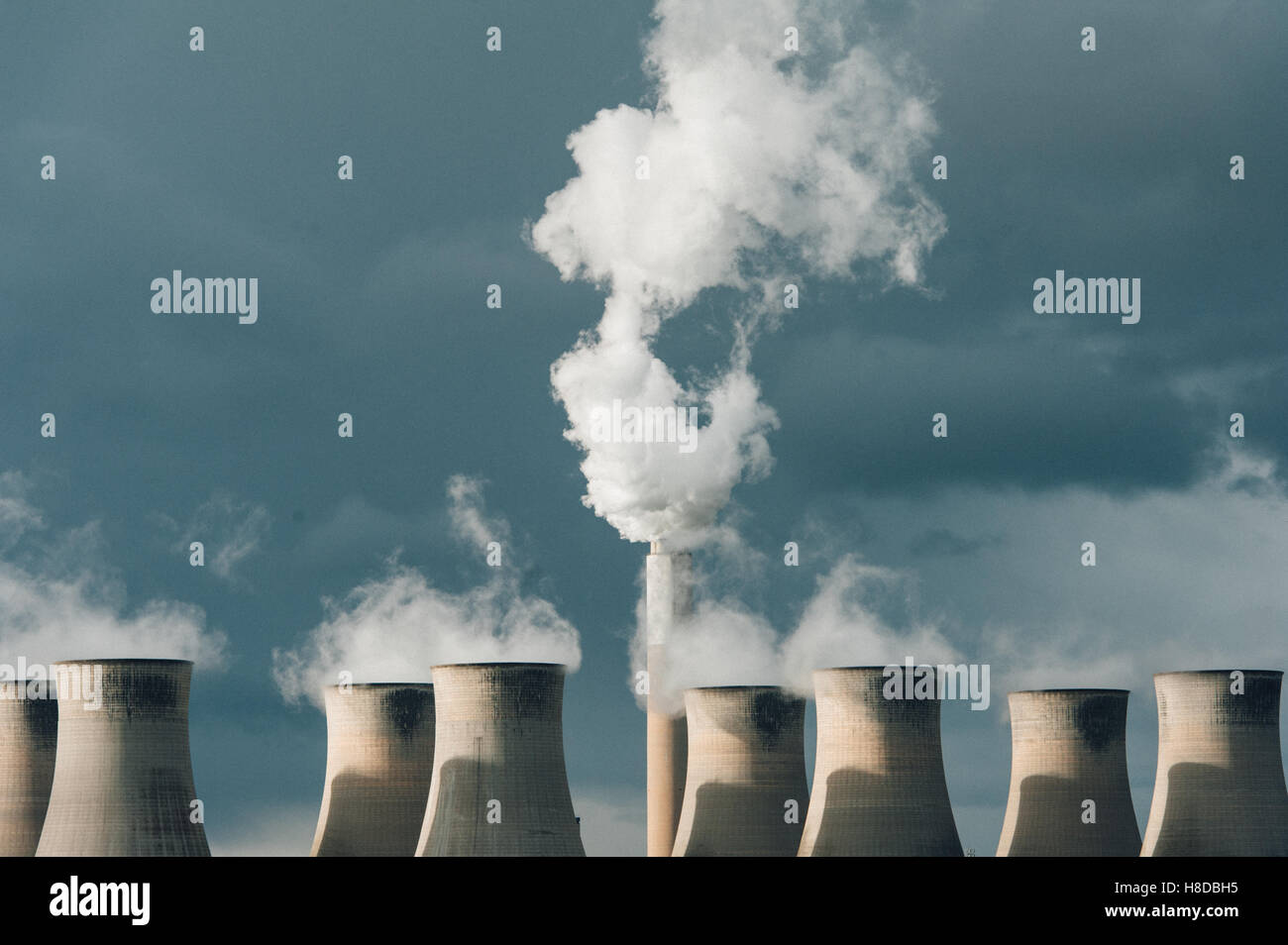 Torri di raffreddamento e stack di fumo a Cottam di centrali elettriche a carbone Foto Stock