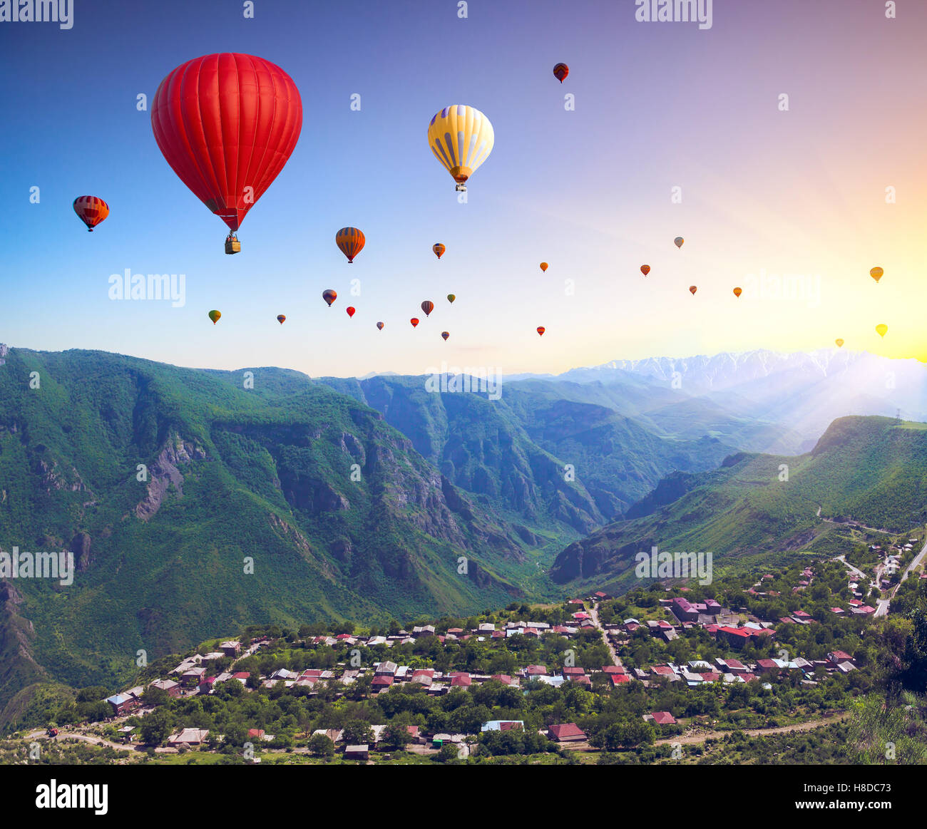 Montagne e palloncini di aria Foto Stock