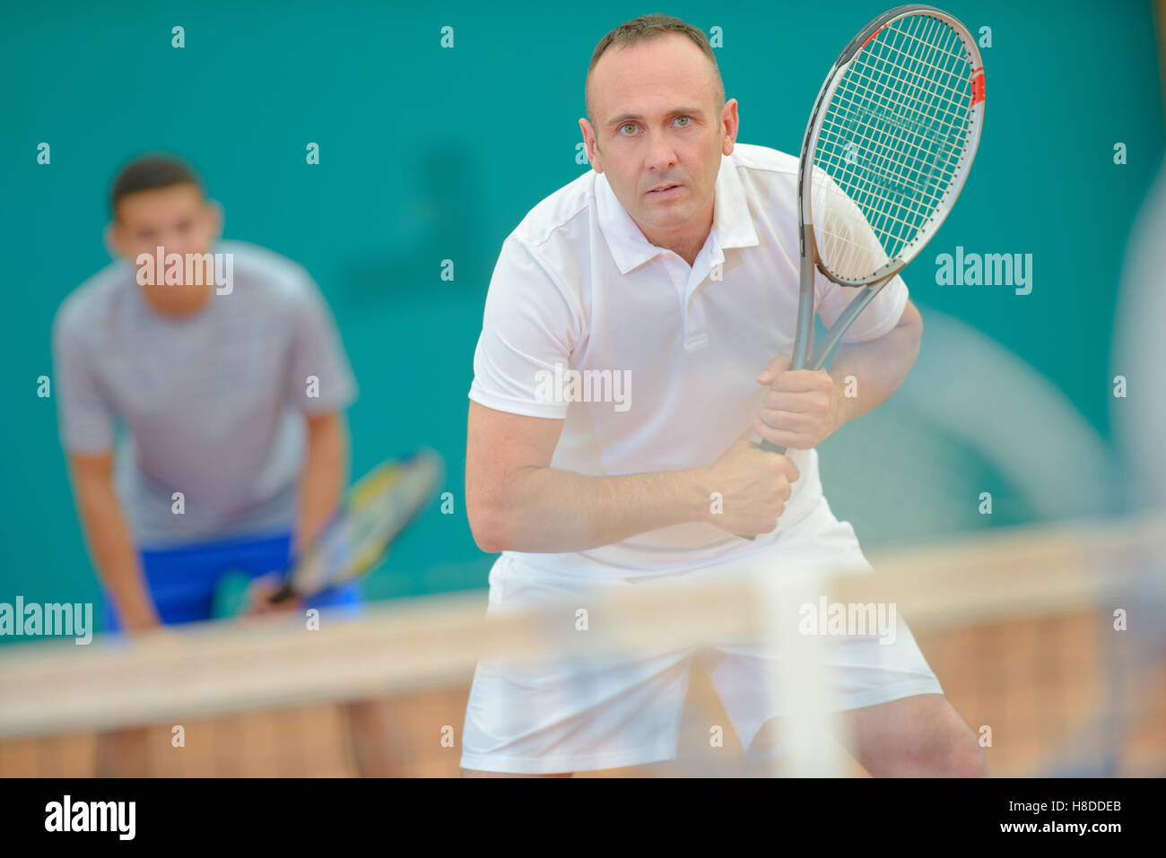 Gli uomini che giocano raddoppia tennis Foto Stock