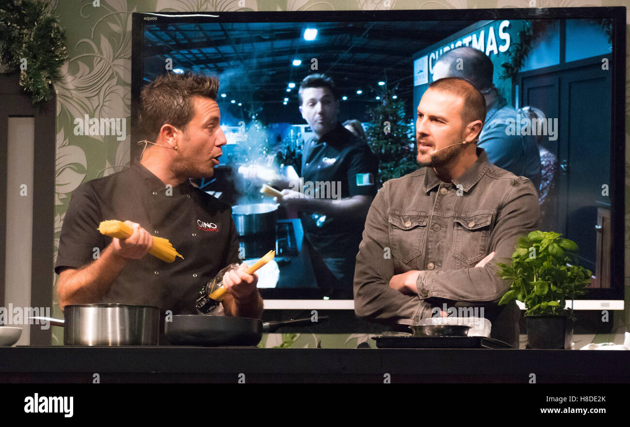 Manchester, Regno Unito. 10 Novembre, 2016. Gino D'Acampo, celebrity chef intrattiene una folla di visitatori presso la "casa ideale mostra a Natale' ed è entrato in scena dal compagno di succo di celebrità star televisiva (e host di "Take Me Out') Paddy McGuinness per una improvvisata, ONU-scripted, lezione di cucina e di dimostrazione. La mostra si svolge nella città evento Manchester ed è aperto fino a domenica 13 novembre. Foto Fotografia Bailey-Cooper/Alamy Live News Foto Stock