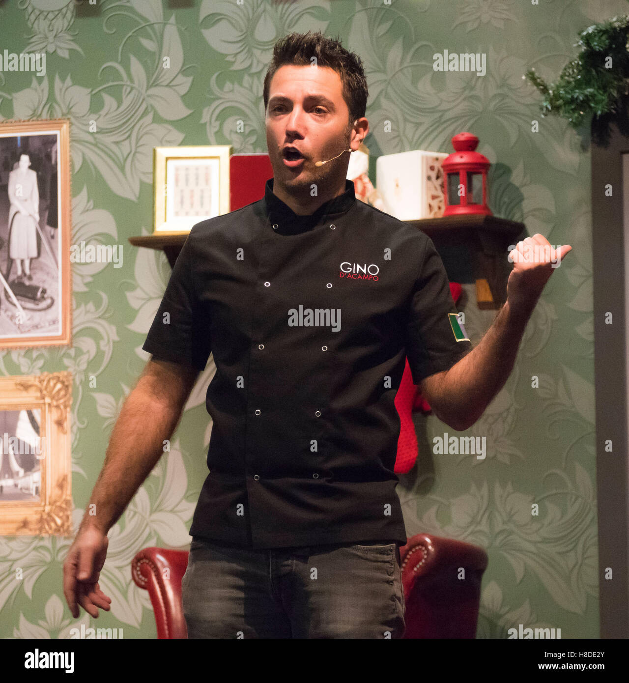 Manchester, Regno Unito. 10 Novembre, 2016. Gino D'Acampo, celebrity chef intrattiene una folla di visitatori presso la "casa ideale mostra a Natale' ed è entrato in scena dal compagno di succo di celebrità star televisiva (e host di "Take Me Out') Paddy McGuinness per una improvvisata, ONU-scripted, lezione di cucina e di dimostrazione. La mostra si svolge nella città evento Manchester ed è aperto fino a domenica 13 novembre. Foto Fotografia Bailey-Cooper/Alamy Live News Foto Stock