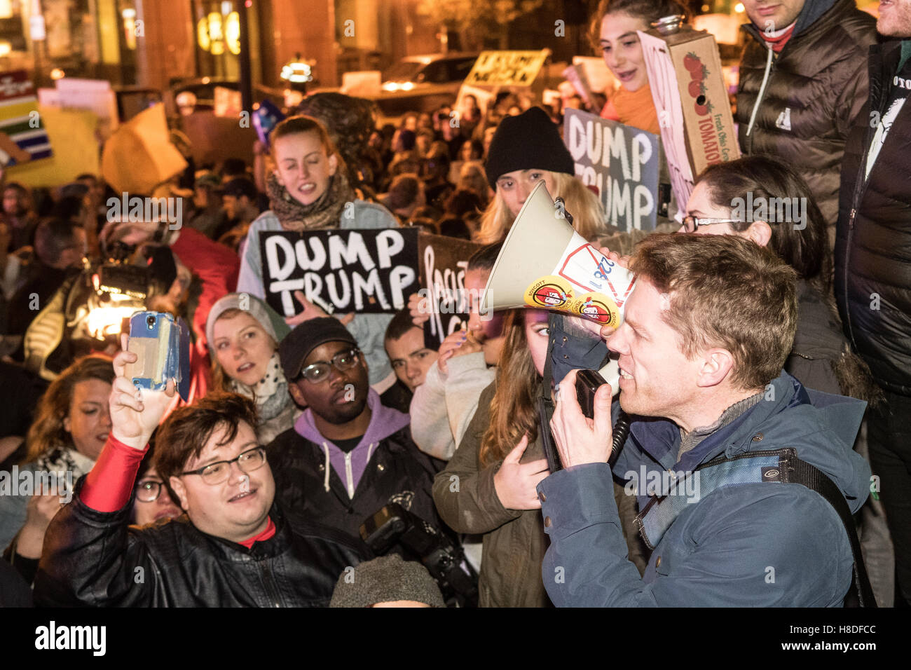 Columbus, OH, Stati Uniti d'America. Novembre 10, 2016. La folla si radunano nel centro cittadino per protestare President-Elect Donald Trump in Columbus, Ohio. Credito: Matt Ellis/Alamy Live News Foto Stock