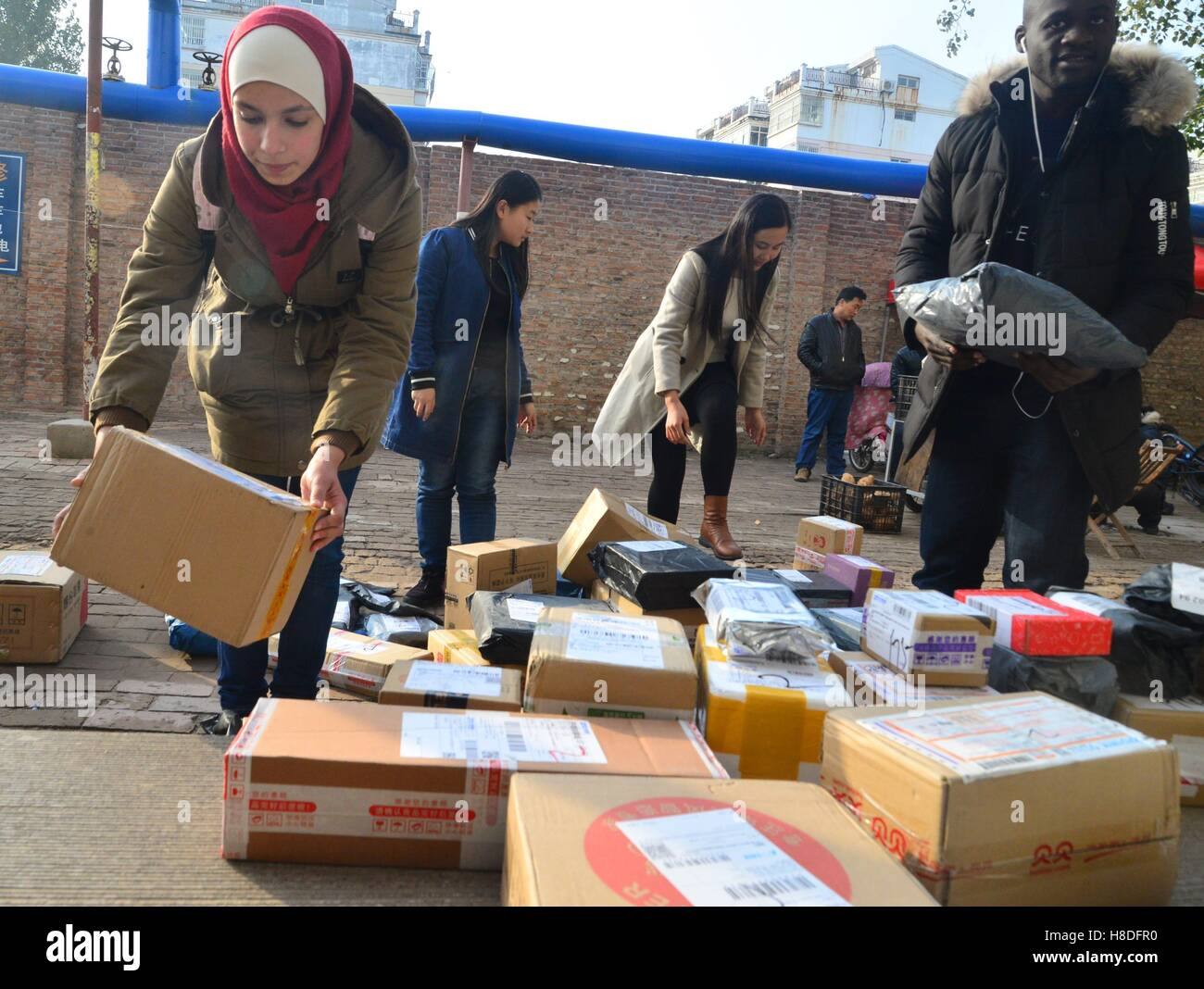 Liaochen, Liaochen, Cina. Decimo Nov, 2016. Liaocheng, Cina-Novembre 10 2016: (solo uso editoriale. Cina OUT).Gli studenti dal Giordano e il Congo esperienza di lavoro deliveryman a Liaocheng University di Liaocheng, est della Cina di Provincia di Shandong, Novembre 10th, 2016, caldeggiando razionale shopping online tra studente di college prima di 'Double 11' Online Shopping Festival. Il 'Double 11' Online Shopping Festival, prima avviato da Alibaba nel 2009, è un annuale shopping online giorno che cade in novembre 11th. Simile al Venerdì nero e Cyber lunedì negli Stati Uniti, Cina singoli giorno shopp Foto Stock