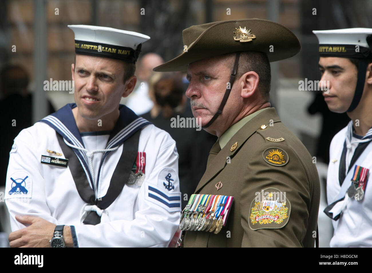 Sydney, Australia. Venerdì 11 novembre 2016. Molti dignatories dall'Australia e dall'estero hanno aderito i veterani e servendo il personale in servizio presso il cenotafio in Martin Place. Credito: martin berry/Alamy Live News Foto Stock