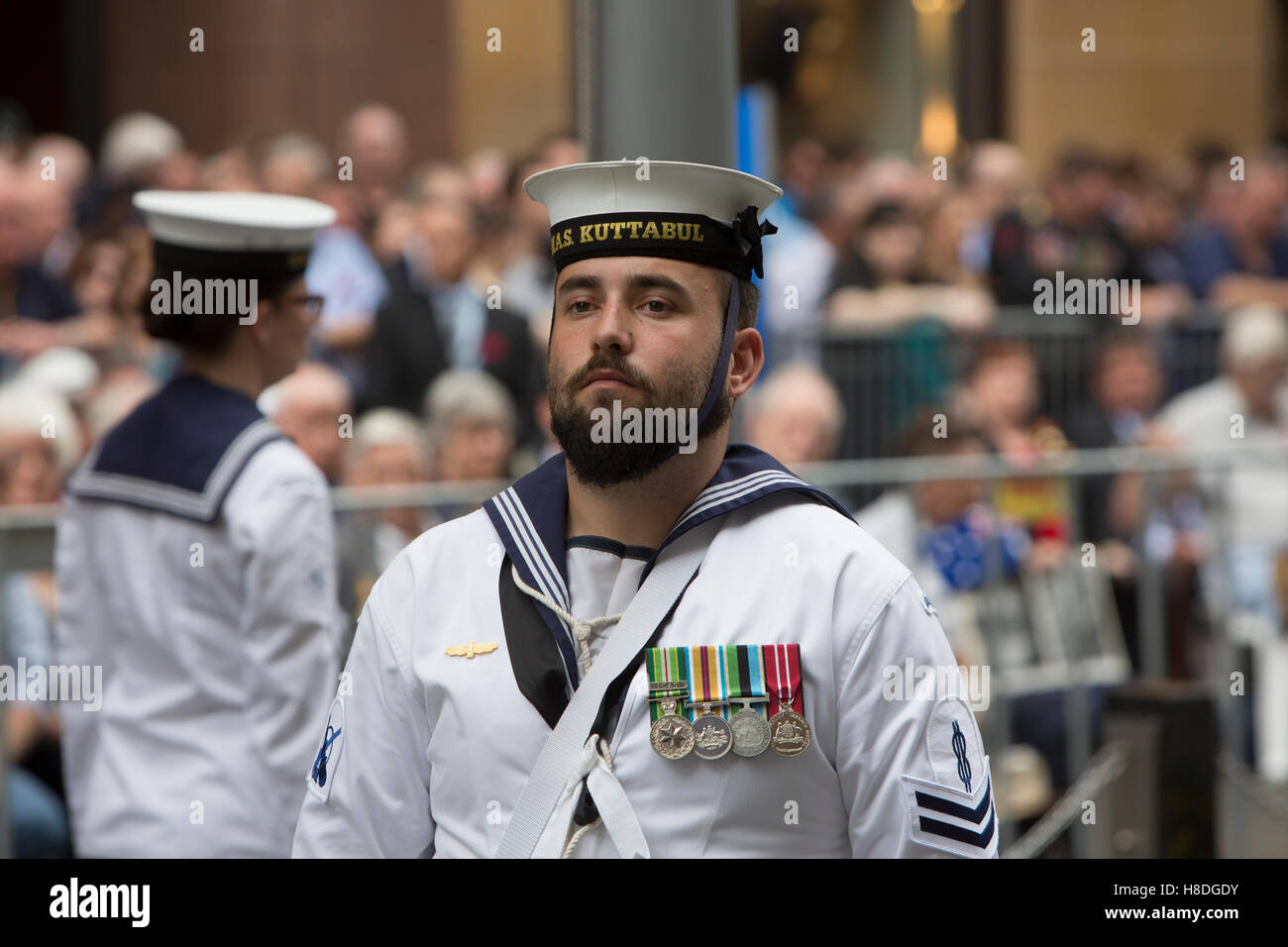 Sydney, Australia. Venerdì 11 novembre 2016. Molti dignatories dall'Australia e dall'estero hanno aderito i veterani e che serve di personale presso il Giorno del Ricordo il servizio presso il cenotafio in Martin Place. Credito: martin berry/Alamy Live News Foto Stock