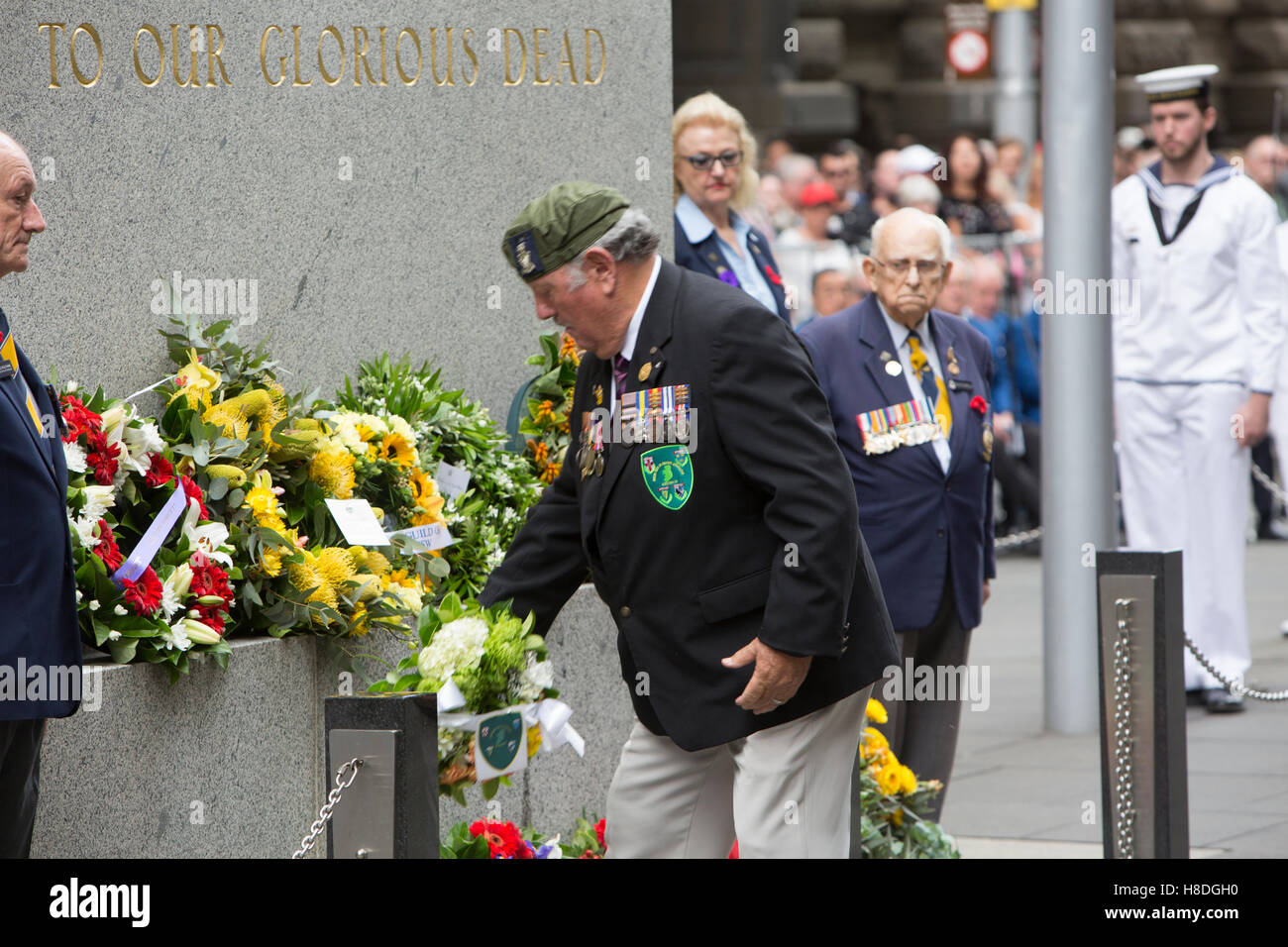 Sydney, Australia. Venerdì 11 novembre 2016. Molti dignatories dall'Australia e dall'estero hanno aderito i veterani e il personale di servizio presso il servizio del ricordo presso il cenotafio in Martin Place. Credito: martin berry/Alamy Live News Foto Stock