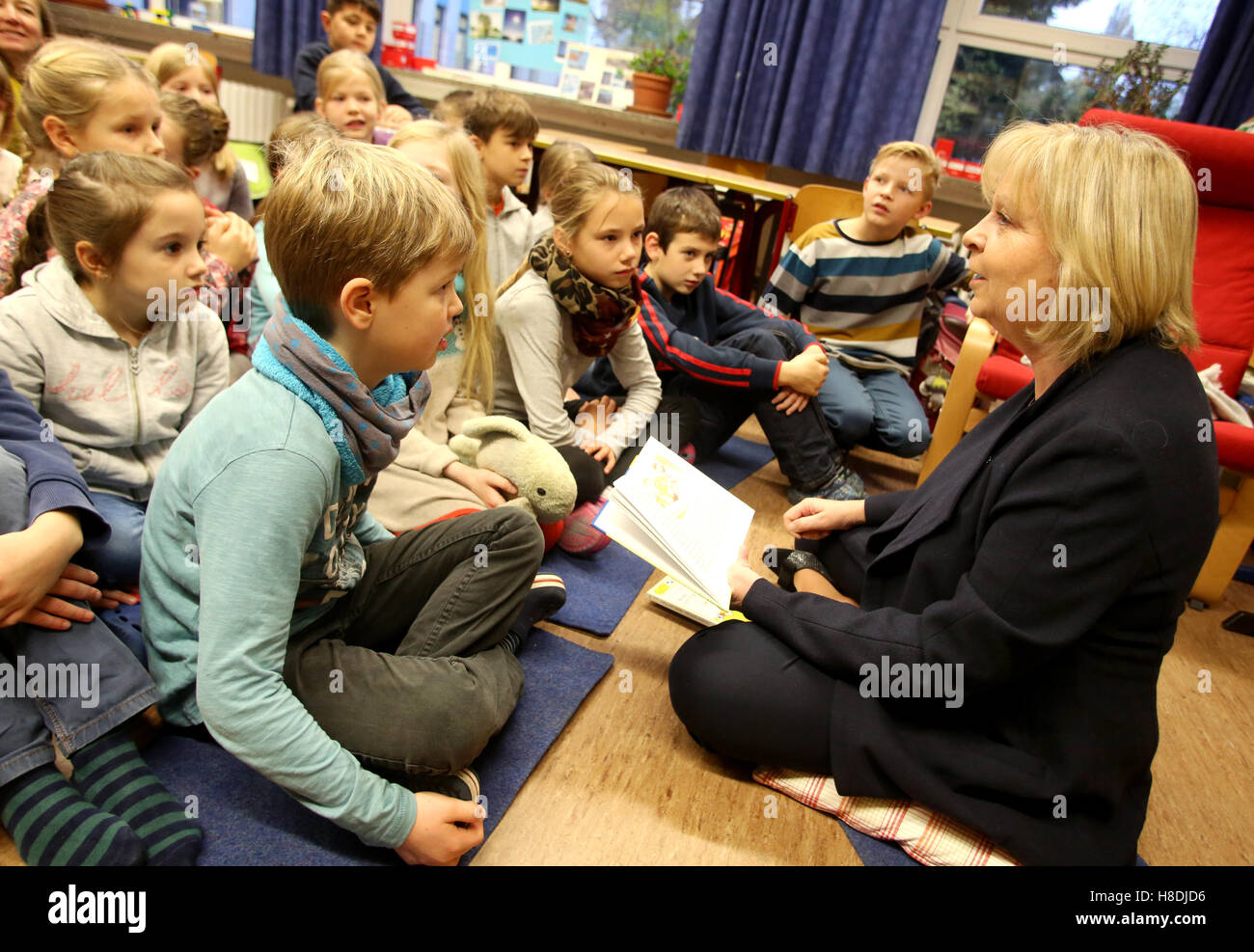 Hannelore Kraft, primo ministro del Land Renania settentrionale-Westfalia (SPD), LEGGE 'Die Geschichten vom Franz' (lit. "Le storie di Franz') da Christine Noestlinger agli alunni della terza classe della scuola primaria Sunderplatz in Muelheim an der Ruhr, Germania, 11 novembre 2016. Il Primo Ministro Partecipa alla XIII National Lettura giorno. Foto: ROLAND WEIHRAUCH/dpa Foto Stock