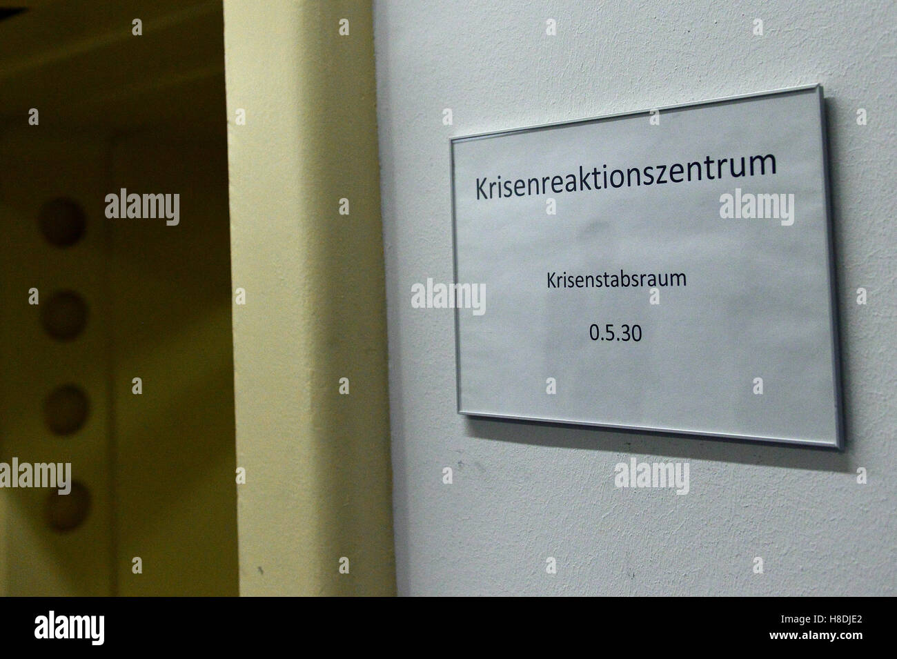 Berlino, Deutschland. Xi Nov, 2016. "Krisenreaktionszentrum' steht auf einem Schild am 11.11.2016 in Berlin am Eingang zum Krisenstabsraum des Auswärtigen Amtes, wo ein Treffen zum Angriff der radikalislamischen talebani auf das deutsche Generalkonsulat in der Stadt nordafghanischen Masarè-i-Sharif stattfand. Foto: Maurizio Gambarini/dpa /dpa/Alamy Live News Foto Stock