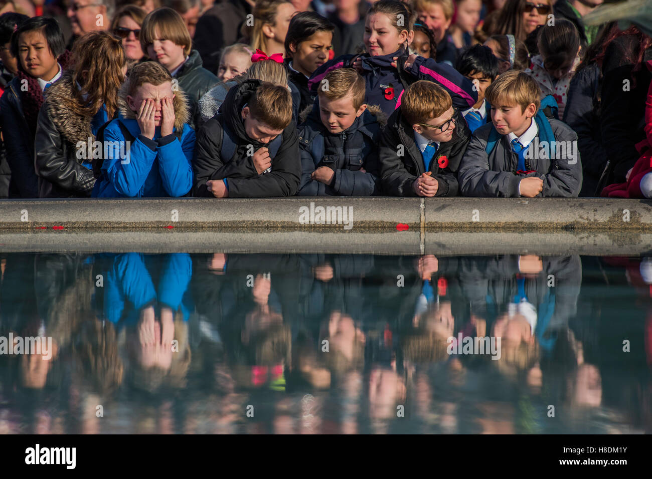 Londra, Regno Unito. 11 Novembre, 2016. Considerato folle intorno alla fontana durante i due minuti di silenzio - il silenzio in piazza oraganised dalla British Legion in Trafalgar Square - 11 novembre 2016, Londra. Credito: Guy Bell/Alamy Live News Foto Stock