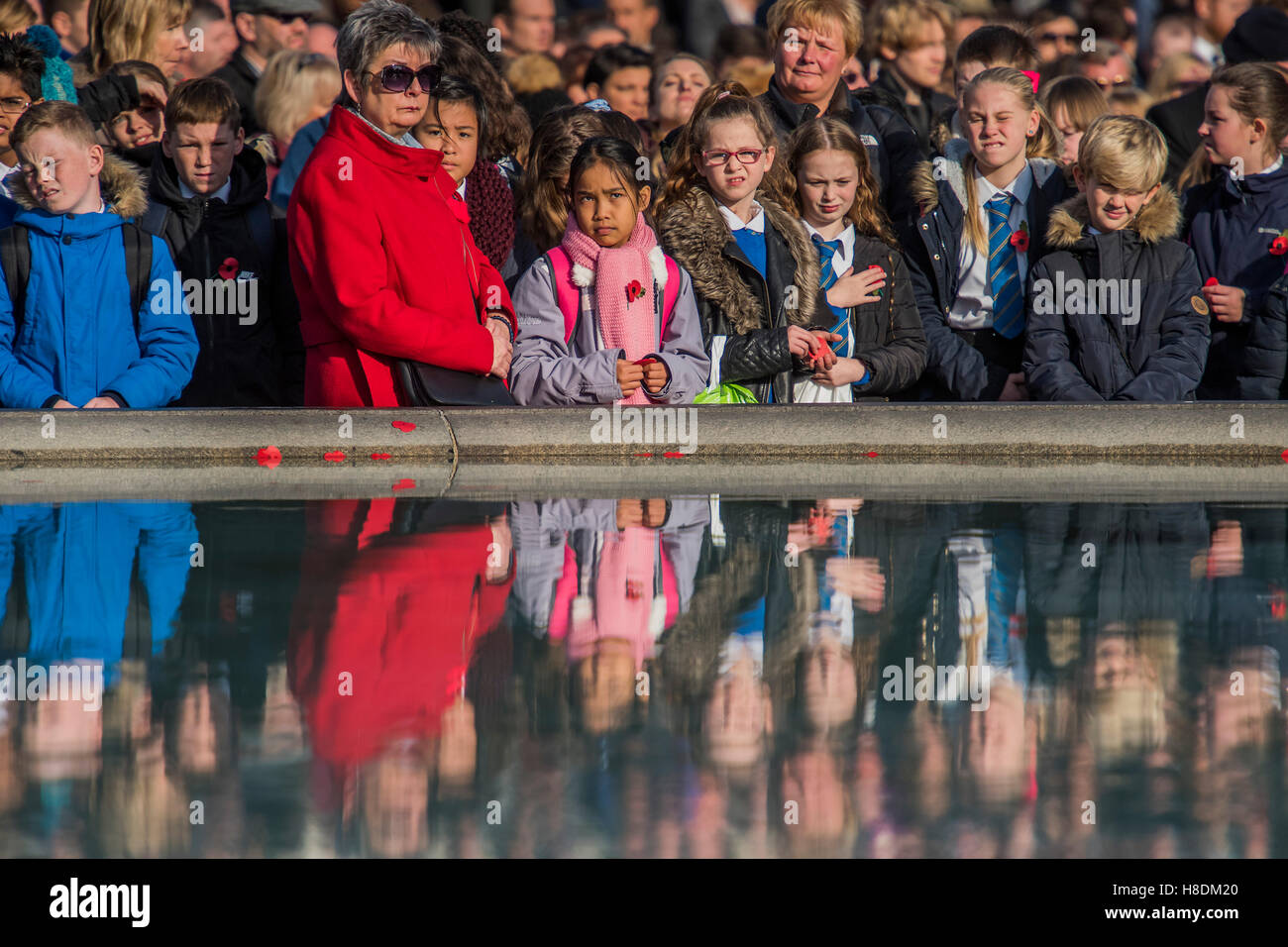 Londra, Regno Unito. 11 Novembre, 2016. Considerato folle intorno alla fontana durante i due minuti di silenzio - il silenzio in piazza oraganised dalla British Legion in Trafalgar Square - 11 novembre 2016, Londra. Credito: Guy Bell/Alamy Live News Foto Stock