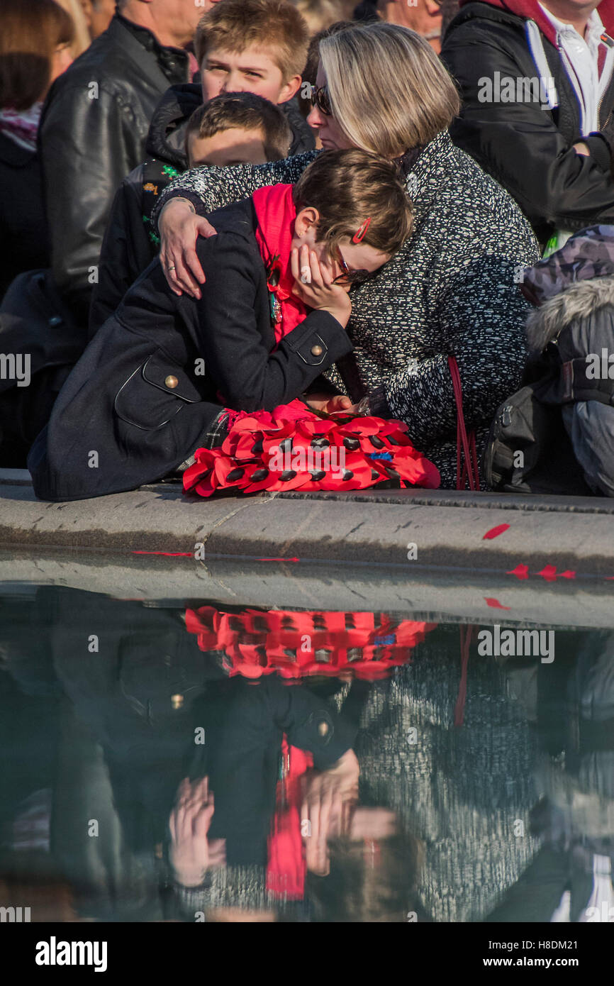 Londra, Regno Unito. 11 Novembre, 2016. Un bambino è consolato dopo due minuti di silenzio - il silenzio in piazza oraganised dalla British Legion in Trafalgar Square - 11 novembre 2016, Londra. Credito: Guy Bell/Alamy Live News Foto Stock