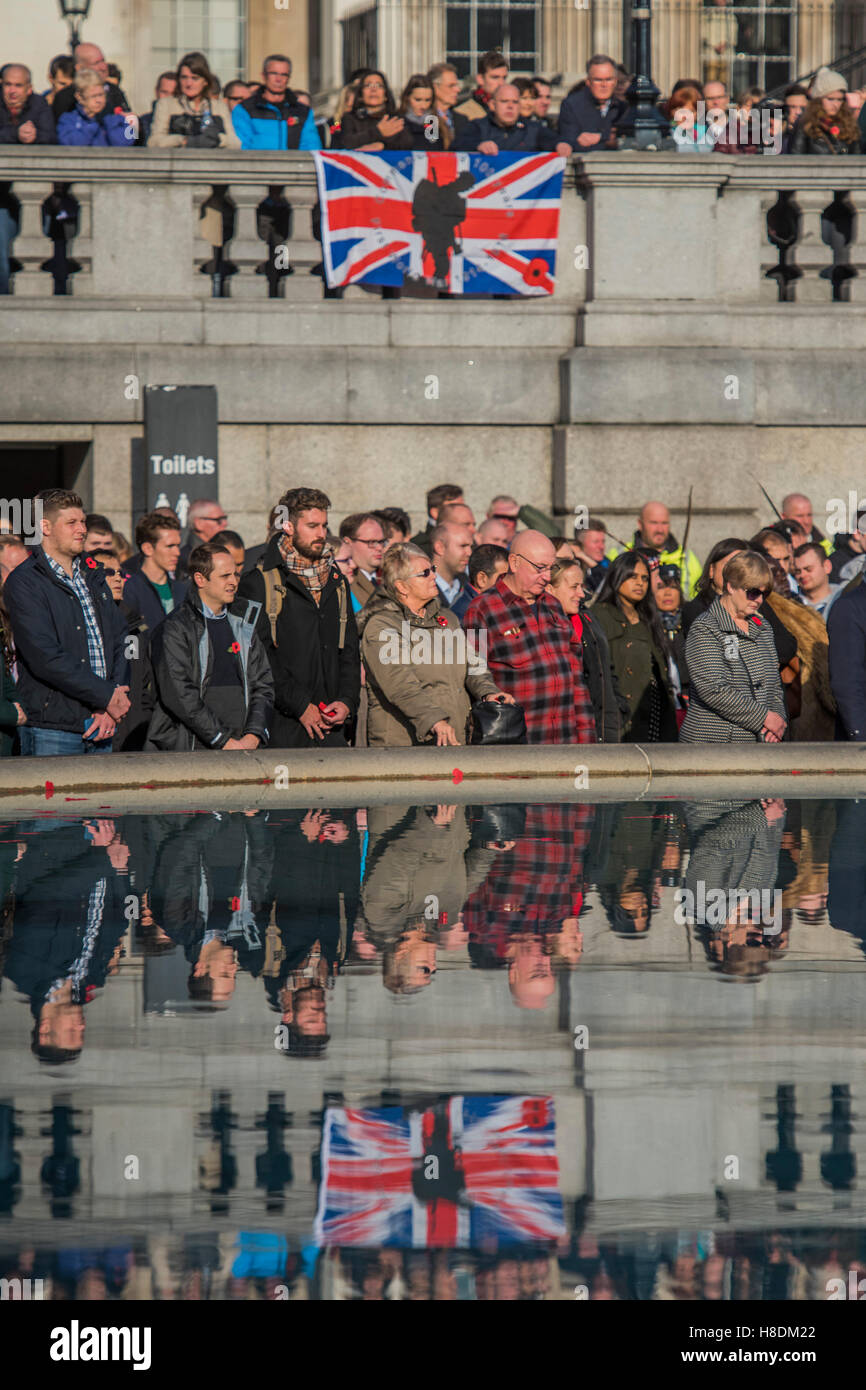 Londra, Regno Unito. 11 Novembre, 2016. Considerato folle intorno alla fontana durante i due minuti di silenzio - il silenzio in piazza oraganised dalla British Legion in Trafalgar Square - 11 novembre 2016, Londra. Credito: Guy Bell/Alamy Live News Foto Stock