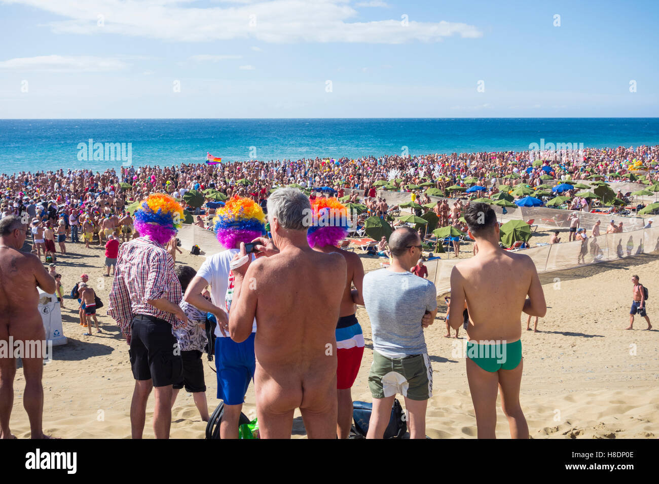 Inizio del tedesco stagione di carnevale celebrazioni Gay su spiaggia  nudista a Maspalomas, Gran Canaria Isole Canarie Spagna Foto stock - Alamy