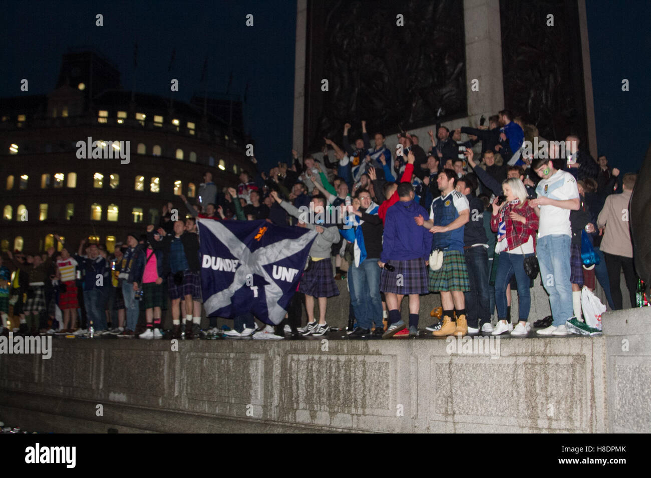 Londra 11 novembre 2016. Esercito di tartan Scottish Football Fans invadono Trafalgar Square a bere e a cantare in buon umore in anticipo di Coppa del Mondo il qualificatore scontro contro l'Inghilterra a Wembley Credito: amer ghazzal/Alamy Live News Foto Stock