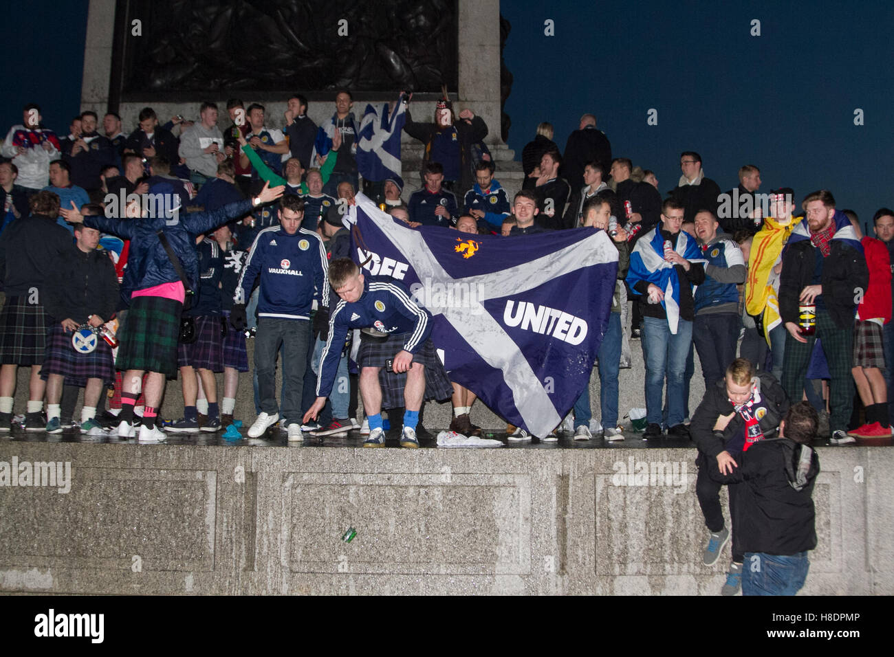 Londra 11 novembre 2016. Esercito di tartan Scottish Football Fans invadono Trafalgar Square a bere e a cantare in buon umore in anticipo di Coppa del Mondo il qualificatore scontro contro l'Inghilterra a Wembley Credito: amer ghazzal/Alamy Live News Foto Stock