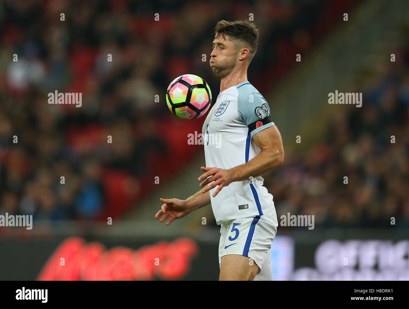 Lo stadio di Wembley, London, Regno Unito.11 novembre 2016. Gary Cahill controlla la sfera durante la Coppa del Mondo FIFA Qualifier match tra Inghilterra e Scozia allo Stadio di Wembley a Londra. Credito: teleobiettivo con immagini / Alamy Live News Foto Stock