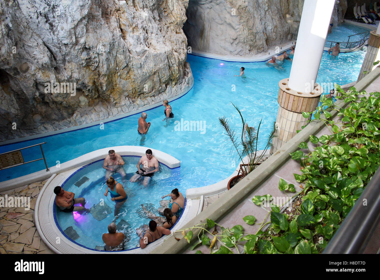 Miskolc, Ungheria. 11 novembre 2016. Miskolctapolca uniche formata naturalmente grotta termale, attira ogni anno centinaia di migliaia di visitatori, a causa del Carso le risorse idriche e la calda acqua termale con temperatura di 30-35 gradi. L'unico in Europa scala Miskolctapolca complesso è stato premiato con il "Bagno ungherese dell'anno 2016' award Credit: Michal Fludra/Alamy Live News Foto Stock
