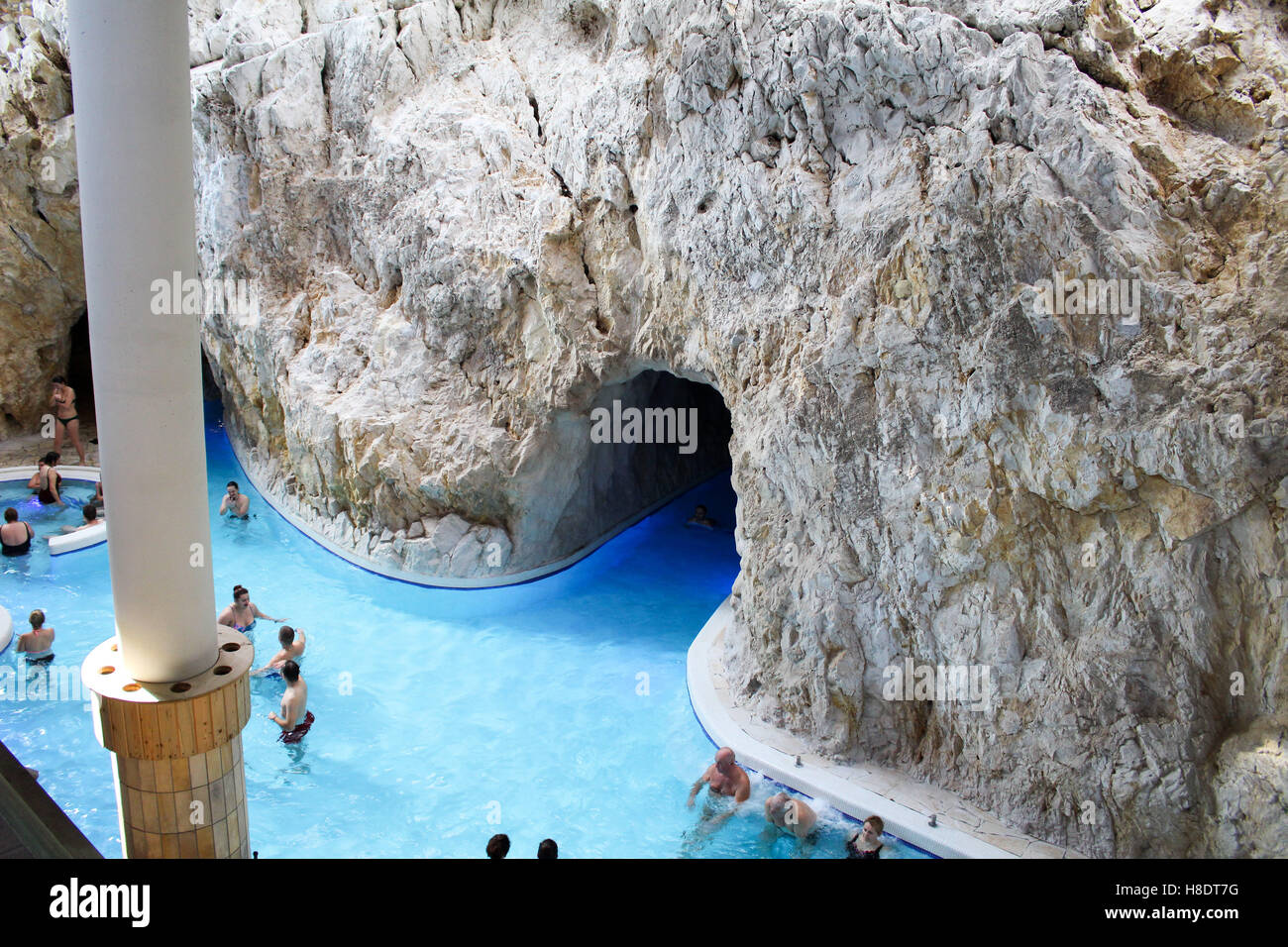 Miskolc, Ungheria. 11 novembre 2016. Miskolctapolca uniche formata naturalmente grotta termale, attira ogni anno centinaia di migliaia di visitatori, a causa del Carso le risorse idriche e la calda acqua termale con temperatura di 30-35 gradi. L'unico in Europa scala Miskolctapolca complesso è stato premiato con il "Bagno ungherese dell'anno 2016' award Credit: Michal Fludra/Alamy Live News Foto Stock