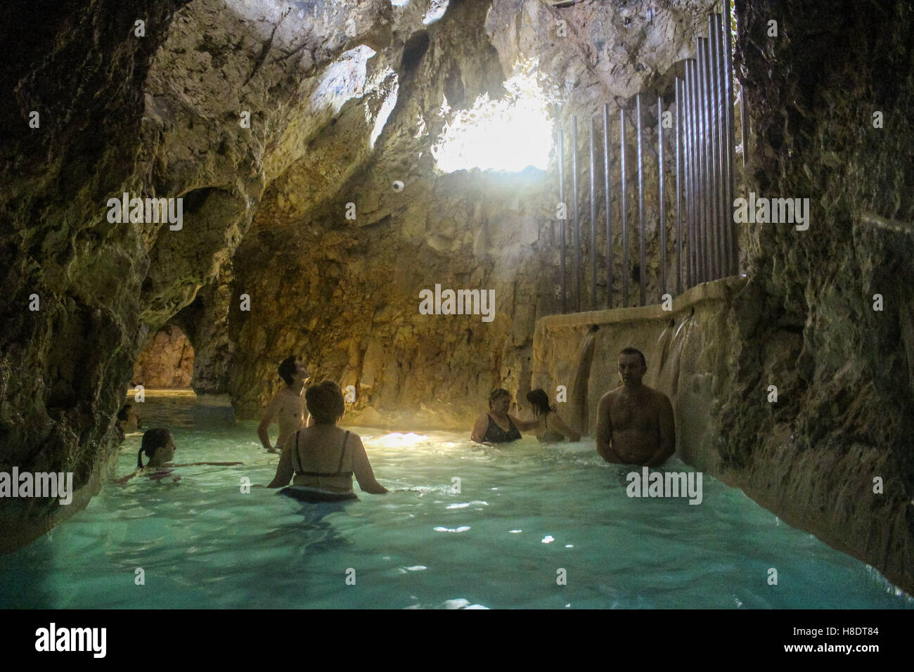 Miskolc, Ungheria. 11 novembre 2016. Miskolctapolca uniche formata naturalmente grotta termale, attira ogni anno centinaia di migliaia di visitatori, a causa del Carso le risorse idriche e la calda acqua termale con temperatura di 30-35 gradi. L'unico in Europa scala Miskolctapolca complesso è stato premiato con il "Bagno ungherese dell'anno 2016' award Credit: Michal Fludra/Alamy Live News Foto Stock