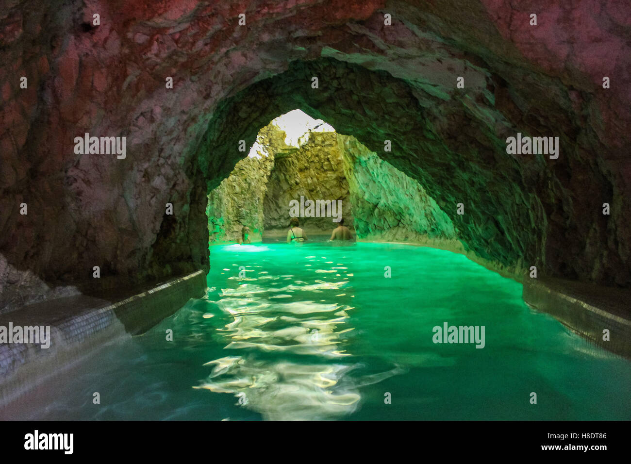 Miskolc, Ungheria. 11 novembre 2016. Miskolctapolca uniche formata naturalmente grotta termale, attira ogni anno centinaia di migliaia di visitatori, a causa del Carso le risorse idriche e la calda acqua termale con temperatura di 30-35 gradi. L'unico in Europa scala Miskolctapolca complesso è stato premiato con il "Bagno ungherese dell'anno 2016' award Credit: Michal Fludra/Alamy Live News Foto Stock