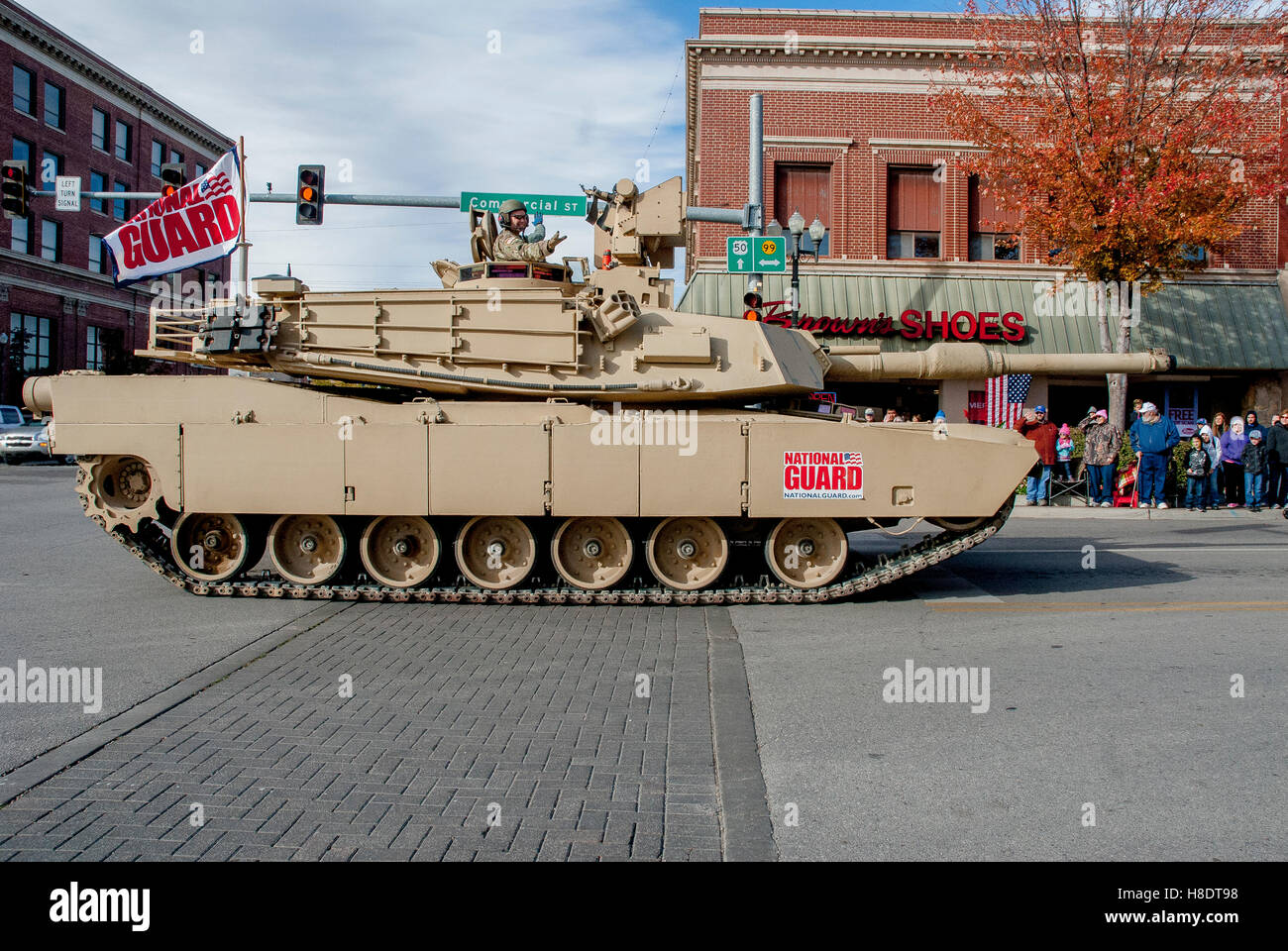 Emporia, Kansas, Stati Uniti d'America, 11 Novembre, 2016 veterani parata del giorno su strada commerciale della città dove i veterani giorno ha iniziato a. Un Kansas Guardia Nazionale Abrams M1 battaglia principale unità di serbatoio da in parata Credito: Mark Reinstein Credito: mark reinstein/Alamy Live News Foto Stock