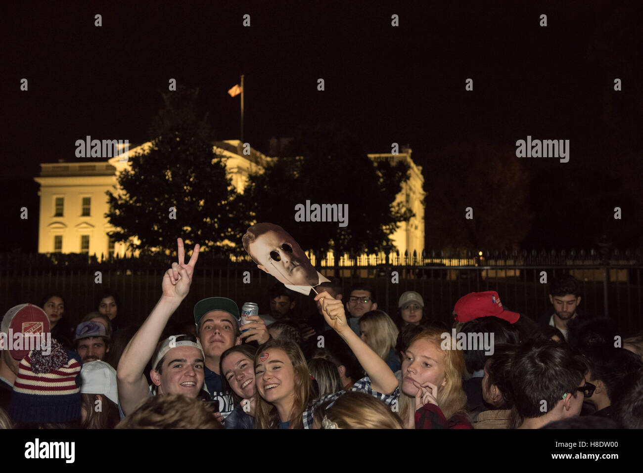 Washington DC, Washington DC, Stati Uniti d'America. 8 Novembre, 2016. Il Nov 8, 2016 - Washington DC, Stati Uniti - Trump sostenitori revel al di fuori della casa bianca a Washington DC su elezione notte. Trump è quarantacinquesimo eletto presidente degli Stati Uniti la sconfitta di Hillary Clinton. © Ken Cedeño/ZUMA filo/Alamy Live News Foto Stock