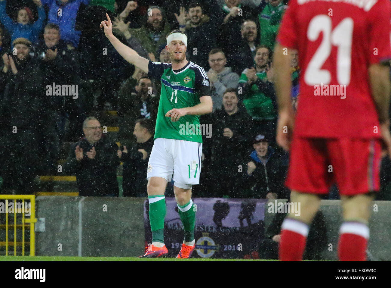 Belfast, Irlanda del Nord. 11 novembre 2016. La Coppa del Mondo di Calcio - Irlanda del Nord 4 Azerbaigian 0. Una bella sorpresa per Chris Scotto come egli realizza la sua shot aveva messo Irlanda del Nord 4-0 in anticipo. David Hunter/Alamy Live News. Foto Stock