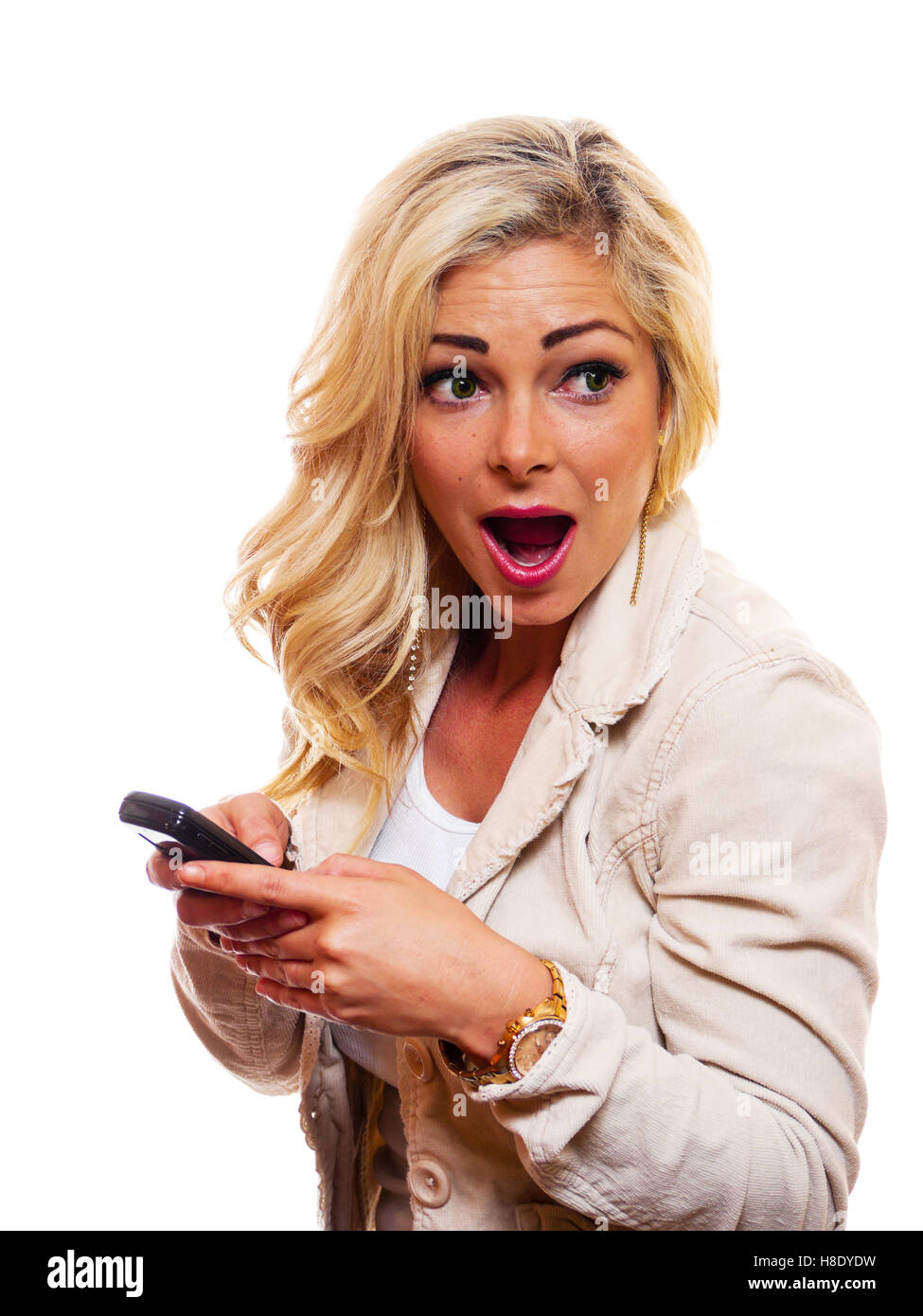 Una donna attraente è sms sul suo telefono cellulare Foto Stock