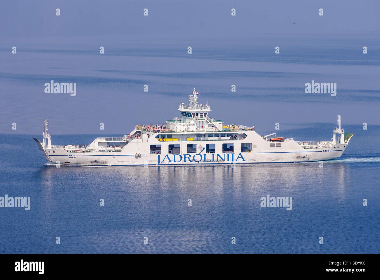 Split, Croazia - 15 Settembre 2016: nave traghetto Brac sulla rotta regolari tra Krk e Cres. Ferry boat azionato da Jadrolinija. Foto Stock