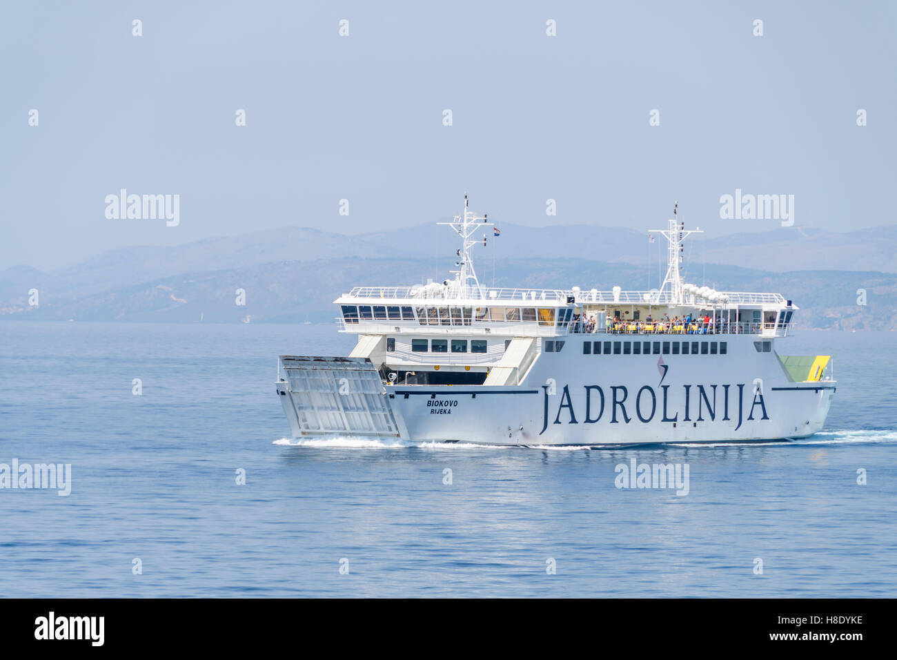 Split, Croazia - Luglio 27, 2016: nave traghetto Biokovo sulla rotta regolari tra Spalato e Brac. Ferry boat azionato da Jadrolinija. Foto Stock