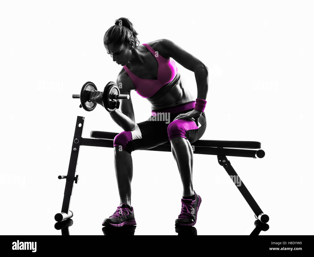 Una donna caucasica pesi di esercizio body building - fitness in studio silhouette isolati su sfondo bianco Foto Stock