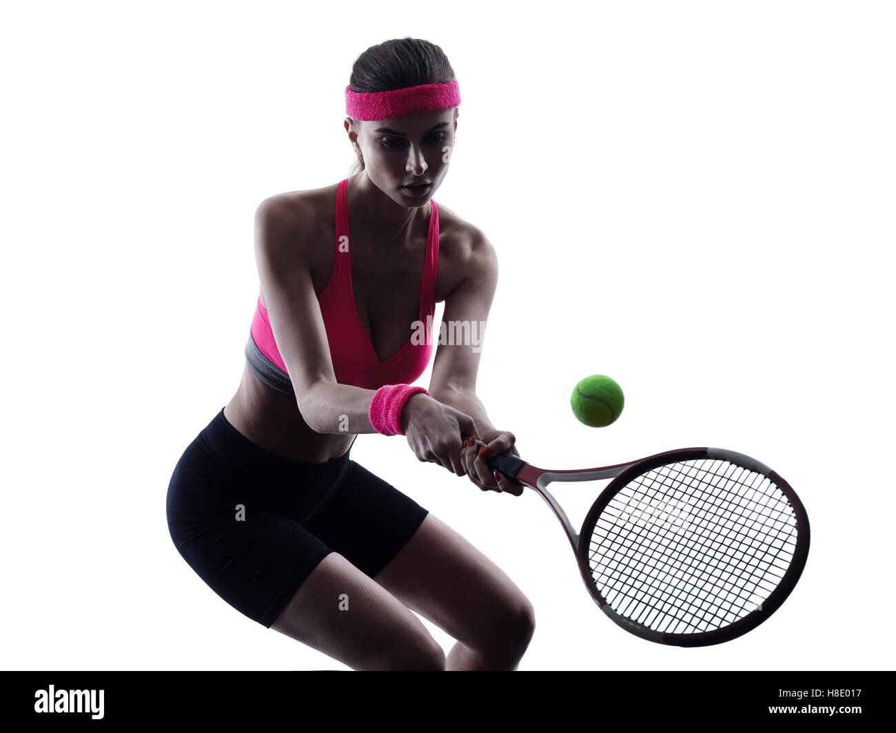 Una donna giocatore di tennis in studio silhouette isolati su sfondo bianco Foto Stock