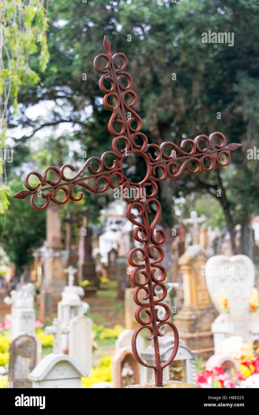 Vecchio arrugginito croce nel cimitero di Barichara, Colombia Foto Stock