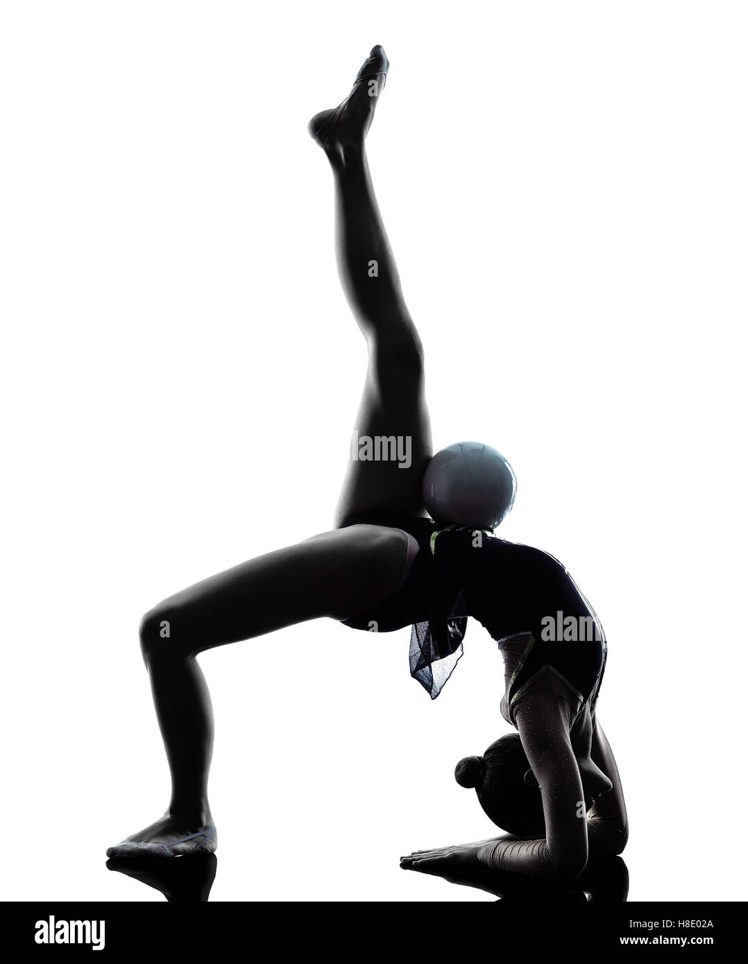 Una donna caucasica esercizio di ginnastica ritmica in silhouette isolati su sfondo bianco Foto Stock