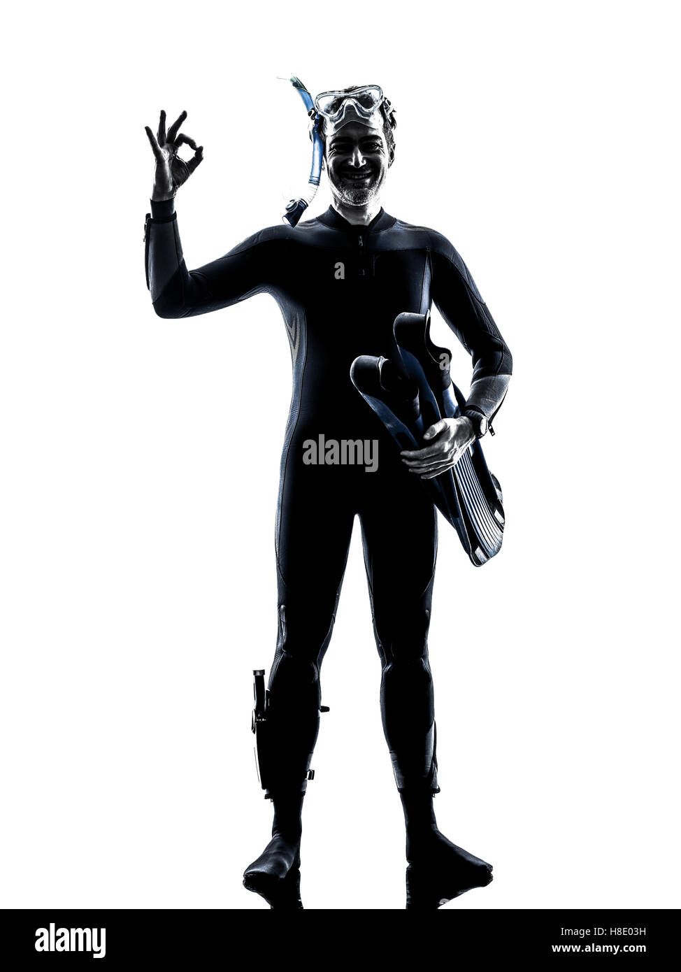 Un uomo caucasico snorkeling Snorkeling in studio silhouette isolati su sfondo bianco Foto Stock