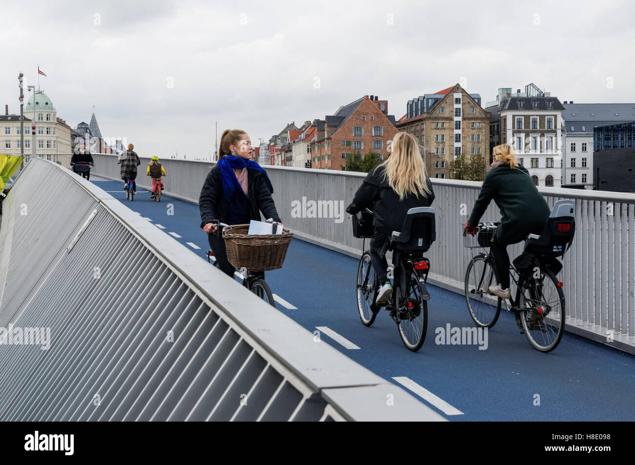 Ciclisti sul ponte pedonale e ciclista di Inderhavnsbroen (il Ponte del Porto interno) a Copenhagen, Danimarca Foto Stock